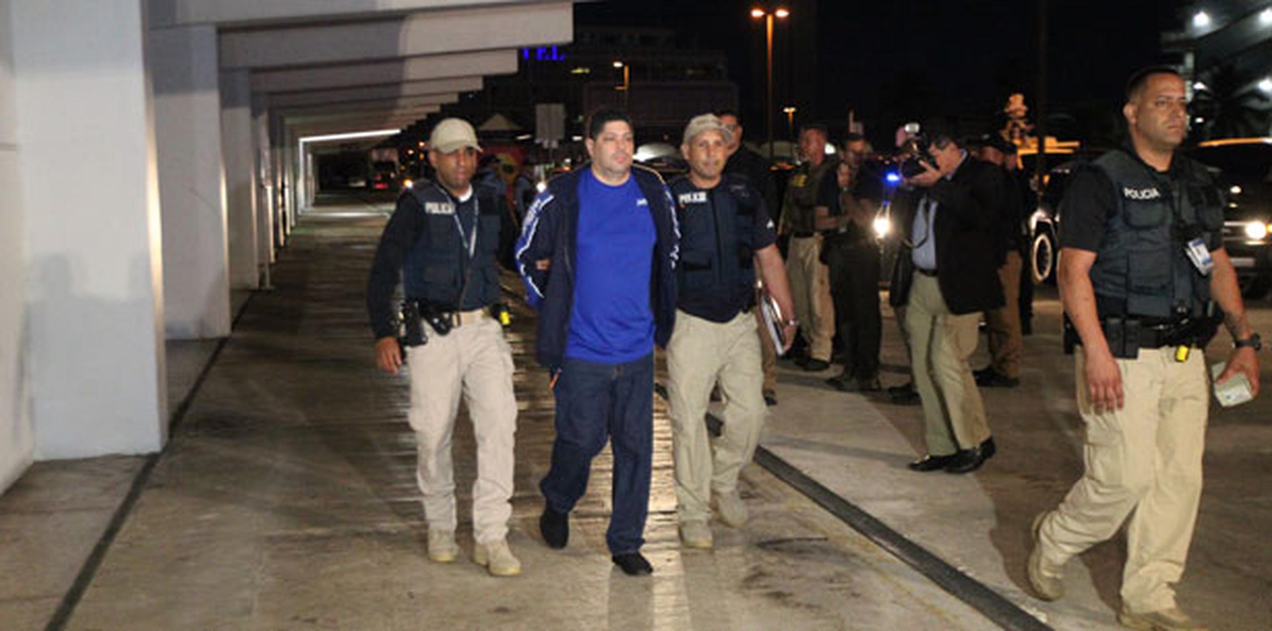 Hasta las 6:00 de la madrugada, los oficiales ya habían detenido a 23 de los 26 acusados.
 (alex.figueroa@gfrmedia.com)