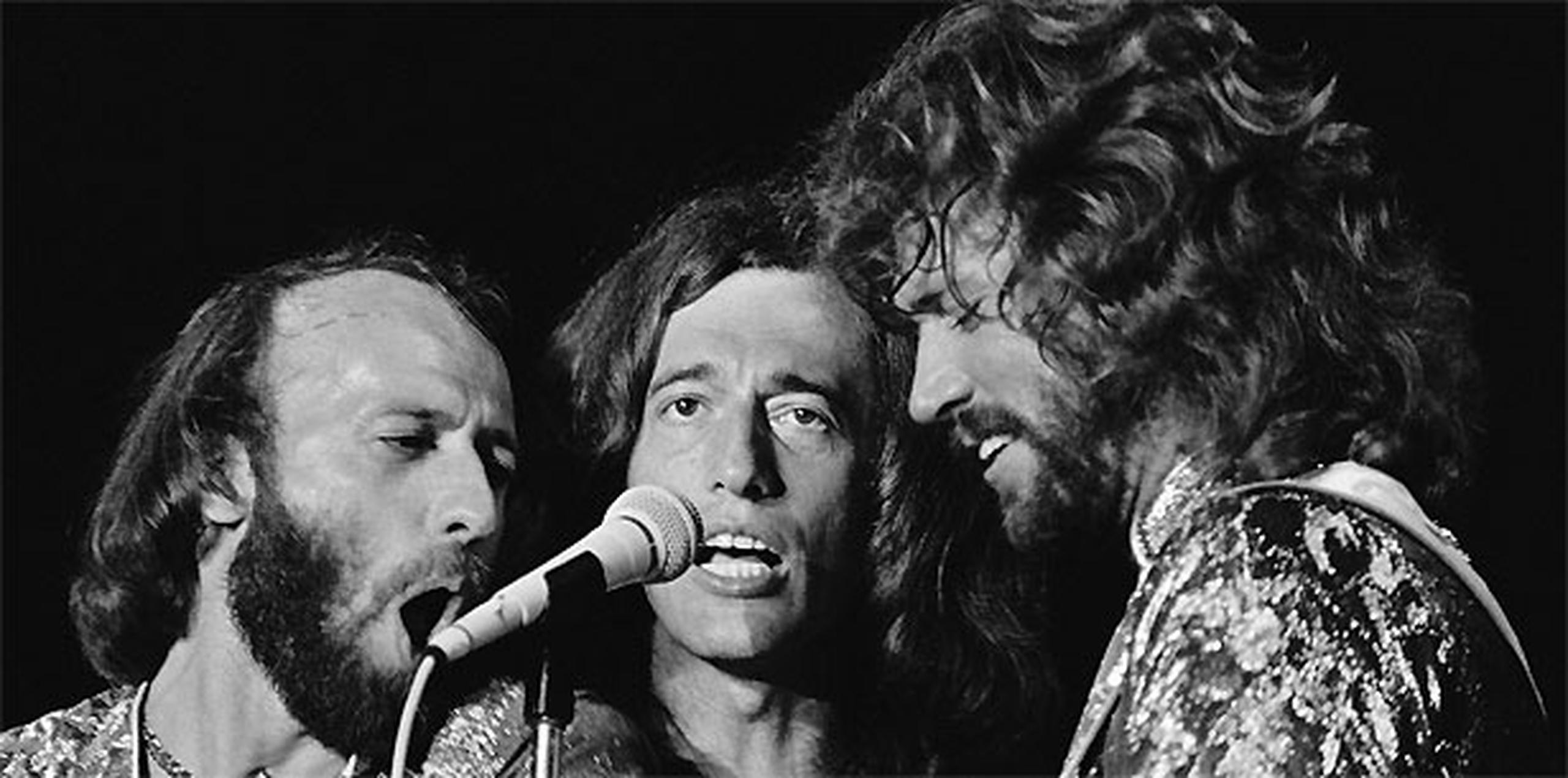 Los Bee Gees cosecharon récord de ventas de más de 200 millones de copias vendidas desde que alcanzaron la fama en la década de los 60. )Archivo)