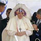 Controversia por tocado indígena en la cabeza del papa Francisco
