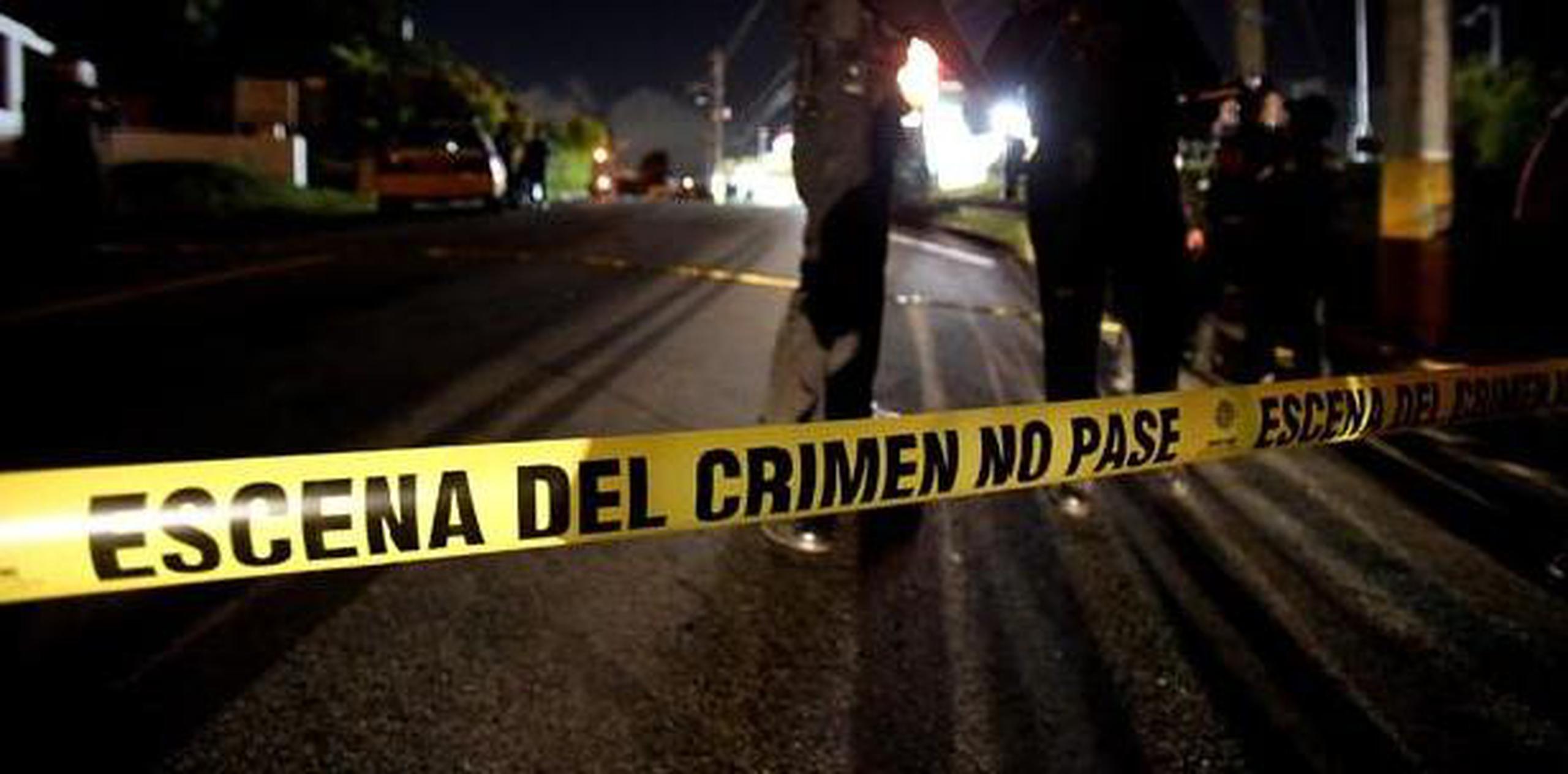 Agentes de la División de Homicidios investigan en el barrio Sabana de Orocovis el asesinato de un hombre que presenta “dos heridas de arma blanca en el cuello”. (Archivo)