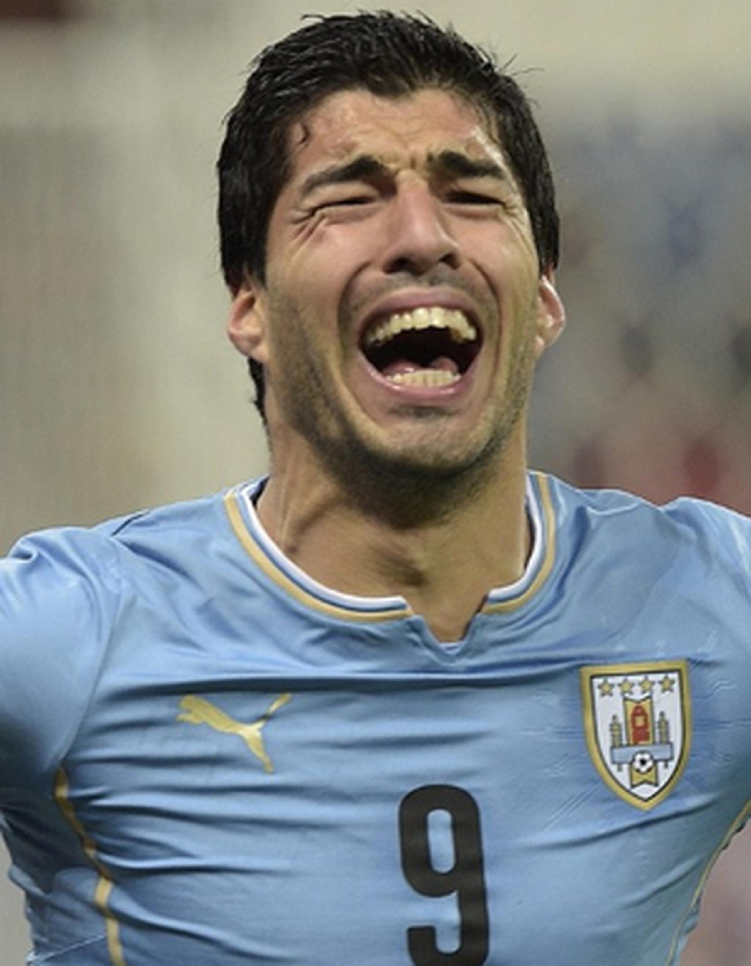 Suárez está suspendido del fútbol profesional hasta finales de octubre, tras recibir una sanción por morder a un rival italiano en el Mundial de Brasil.(Archivo)