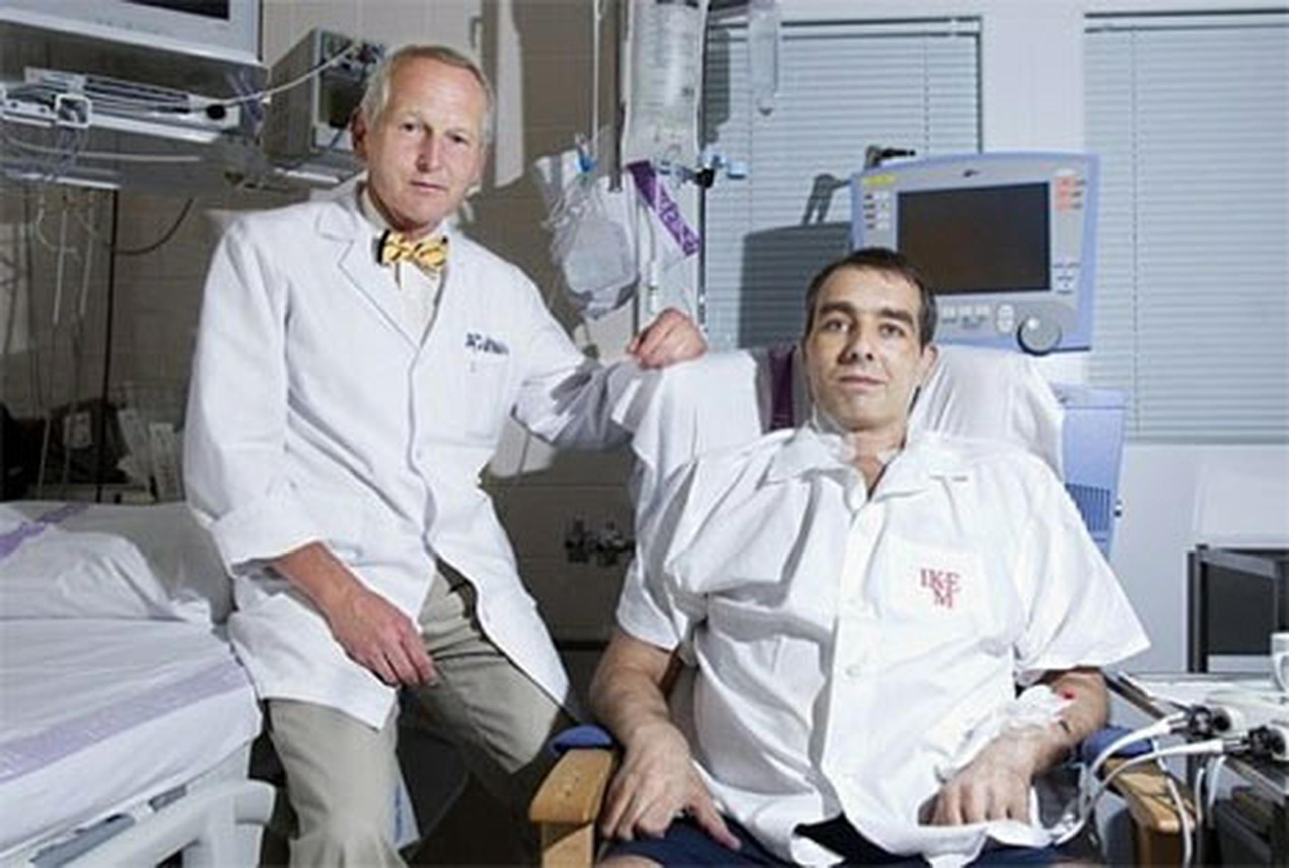 El profesor Jan Pirk, a la izquierda, del Instituto de Medicina Clínica y Experimental de Praga, responsable de la operación que ha permitido a un bombero checo de 37 años vivir desde hace casi cuatro meses sin un corazón, mientras espera un trasplante. (EFE)
