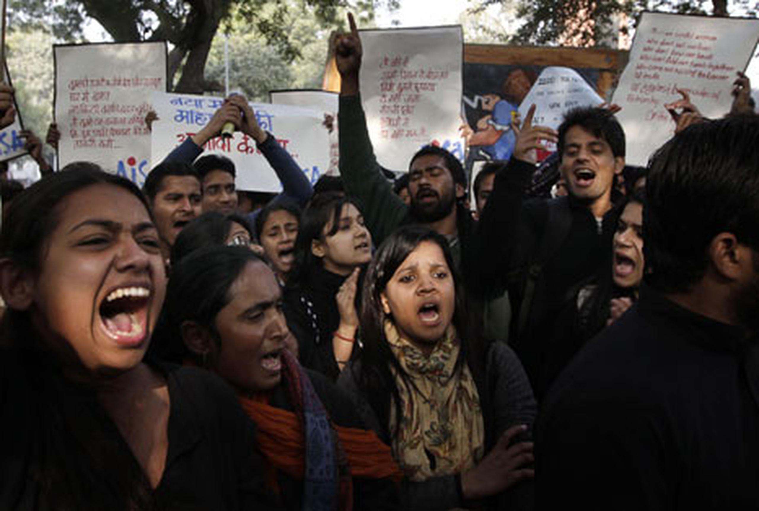 El "manifestódromo" de Jantar Mantar se erigió un día más en el lugar elegido por los grupos de indignados para recordar a la chica violada y reclamar medidas contra los asaltos sexuales. (EFE)