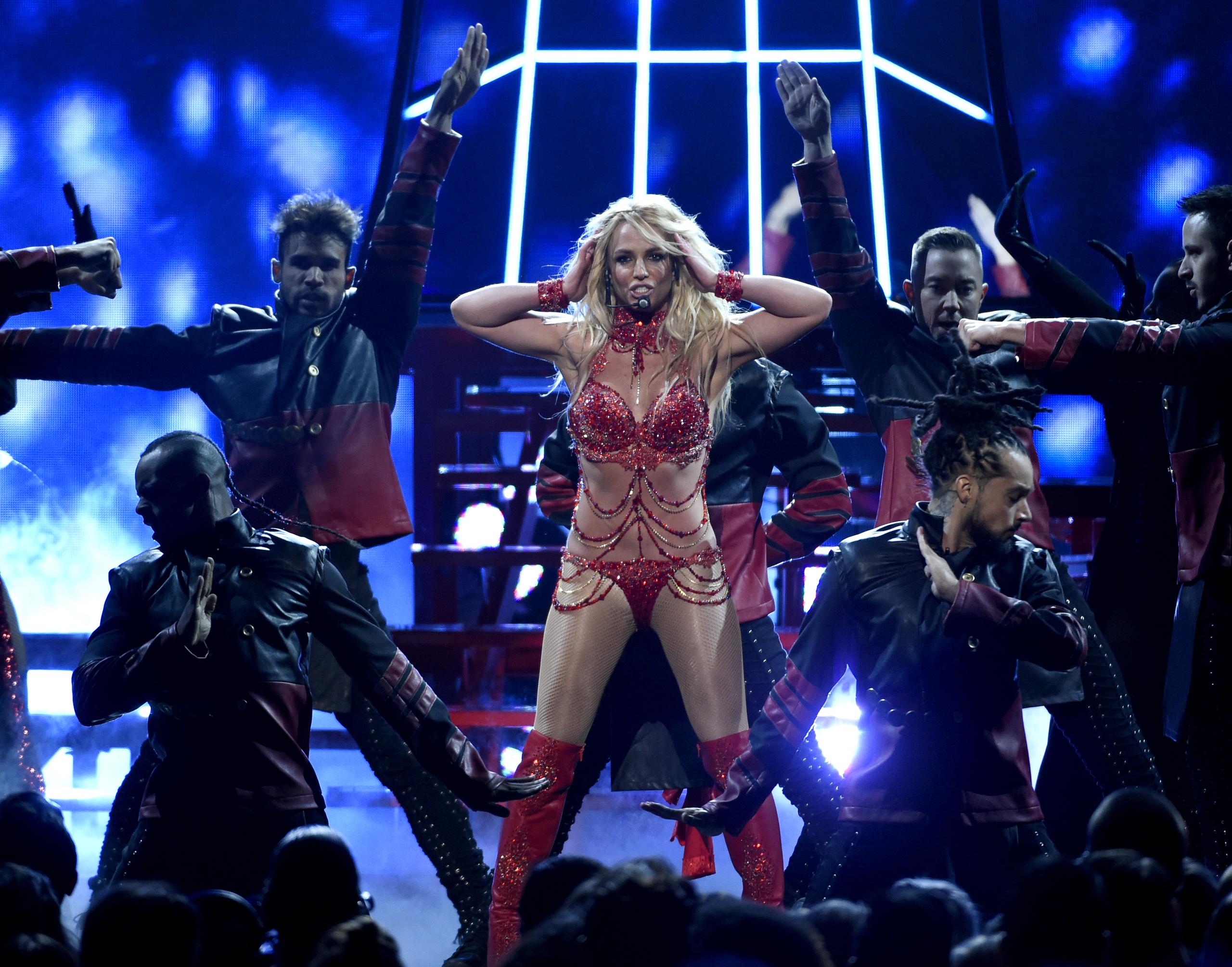 Britney Spears durante una presentación en los premios Billboard (2016).