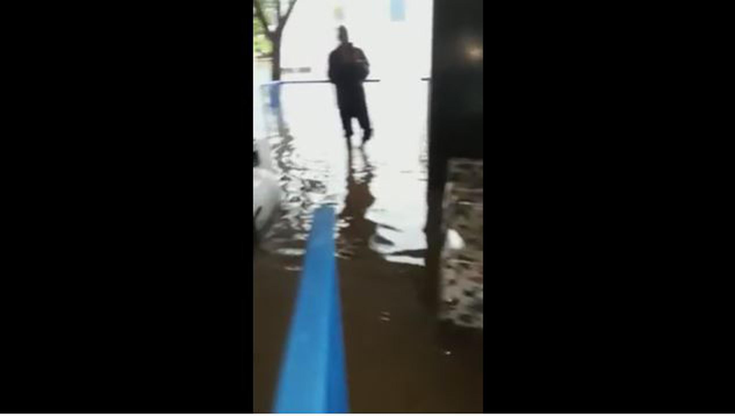 En un vídeo suministrado a Primera Hora se observa cómo el agua que ha inundado el estacionamiento del cuartel entró al área del retén de la Policía acumulando varios pies de agua. (Captura)