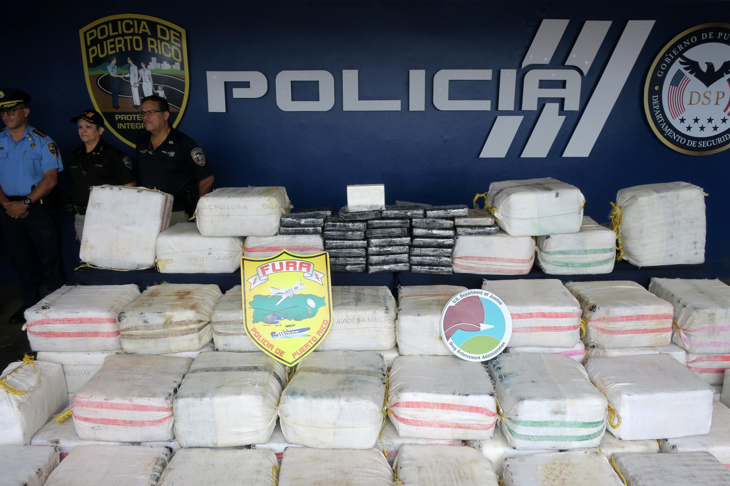 Autoridades de la Policía de Puerto Rico presentan un cargamento de droga incautado.
