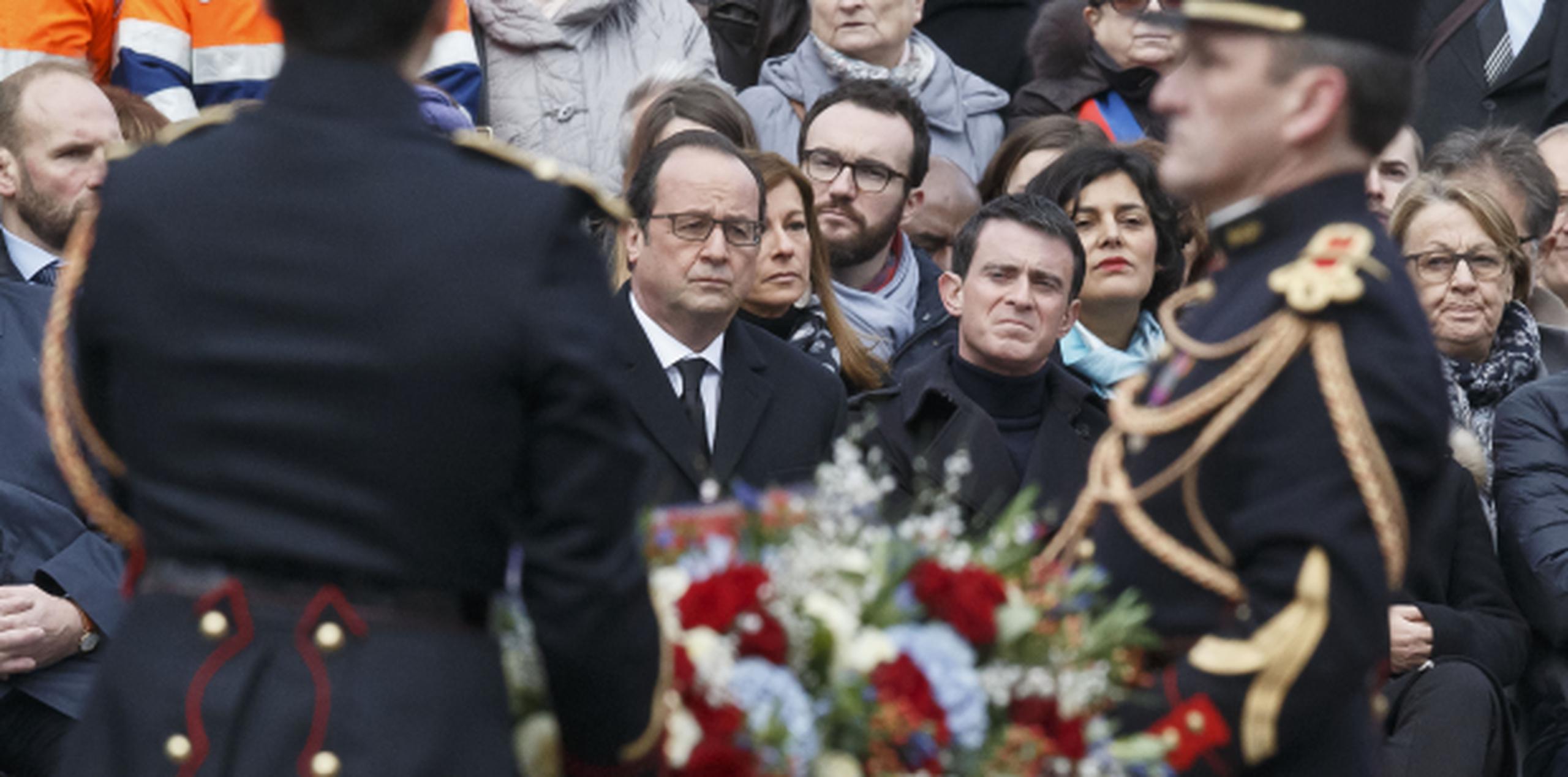 El presidente Francois Hollande, al centro, observa la ofrenda floral en honor a los fallecidos. (AP)