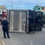 Sectores de Bayamón se quedan sin luz tras camión derribar un poste