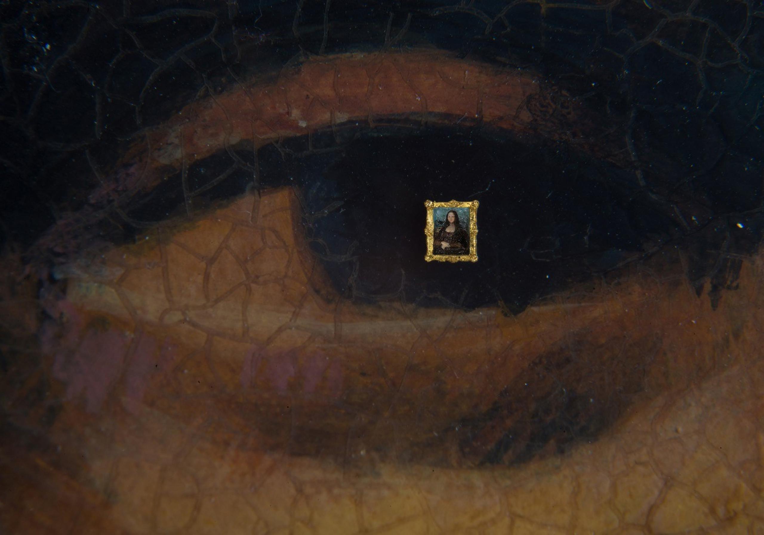 La réplica de la Mona Lisa contiene una segunda réplica en miniatura de la pintura, colocada en su ojo derecho. (EFE)