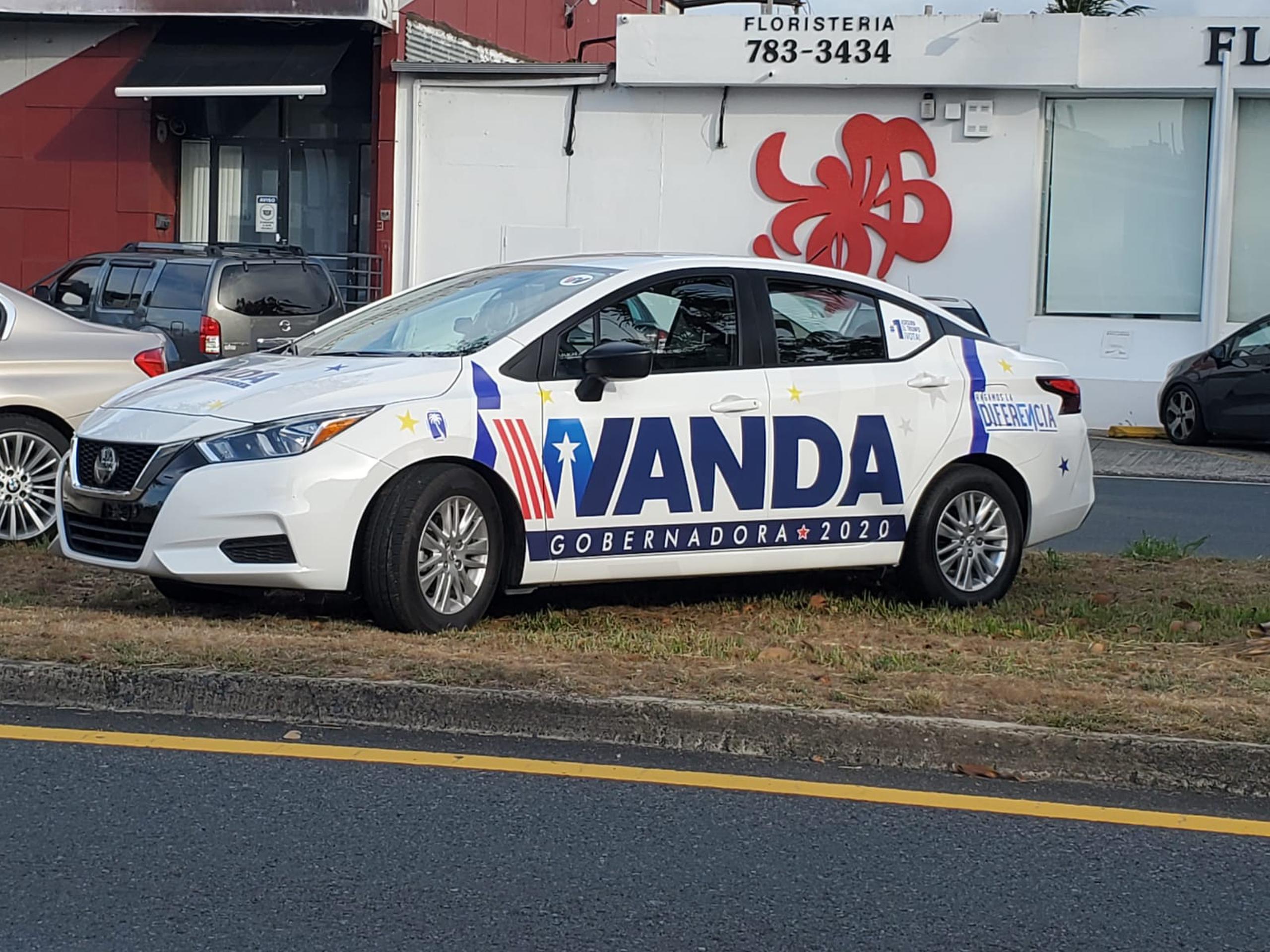 Uno de los carros de la campaña de Wanda Vázquez.
