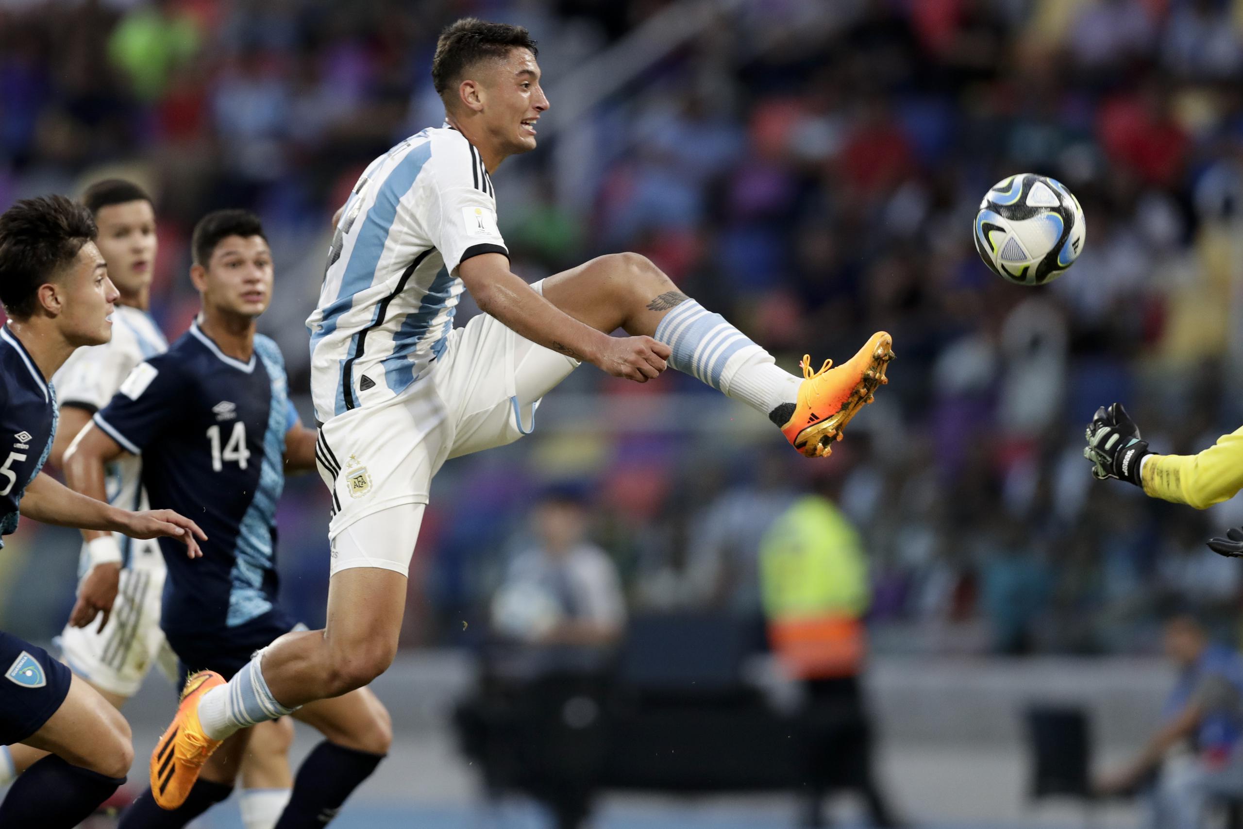 El argentino Alejo Veliz, trata de disparar a gol en contra de Guatemala, durante la ronda de grupos de la Copa del Mundo Sub 20, en el estadio Madre De Ciudades, en Santiago del Estero, Argentina.