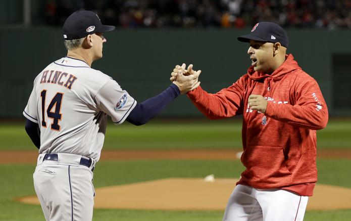 A.J. Hinch y Alex Cora como dirigentes de los Astros y los Red Sox, respectivamente, en 2018.