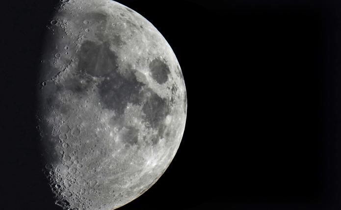 Los investigadores realizaron simulaciones por ordenador de cómo el calor generado por un impacto gigante alteraría los patrones de convección en el interior de la Luna, y cómo eso podría redistribuir un tipo de material en el manto lunar.