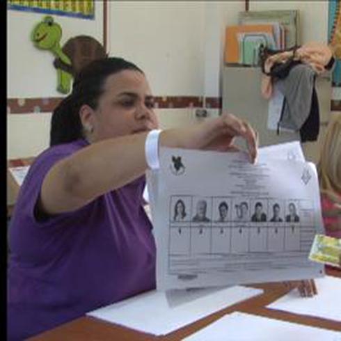 Electores reciben orientación en los colegios de votación