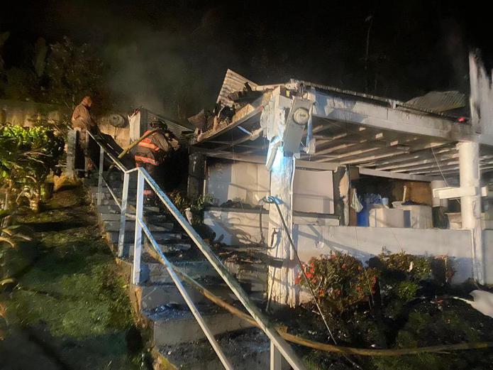 Un fuego en una residencia del barrio Dajaos, en Bayamón, dejó a dos personas con quemaduras en sus cuerpos.