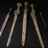 Hallan cuatro espadas de época romana muy bien conservadas en cueva del Mar Muerto