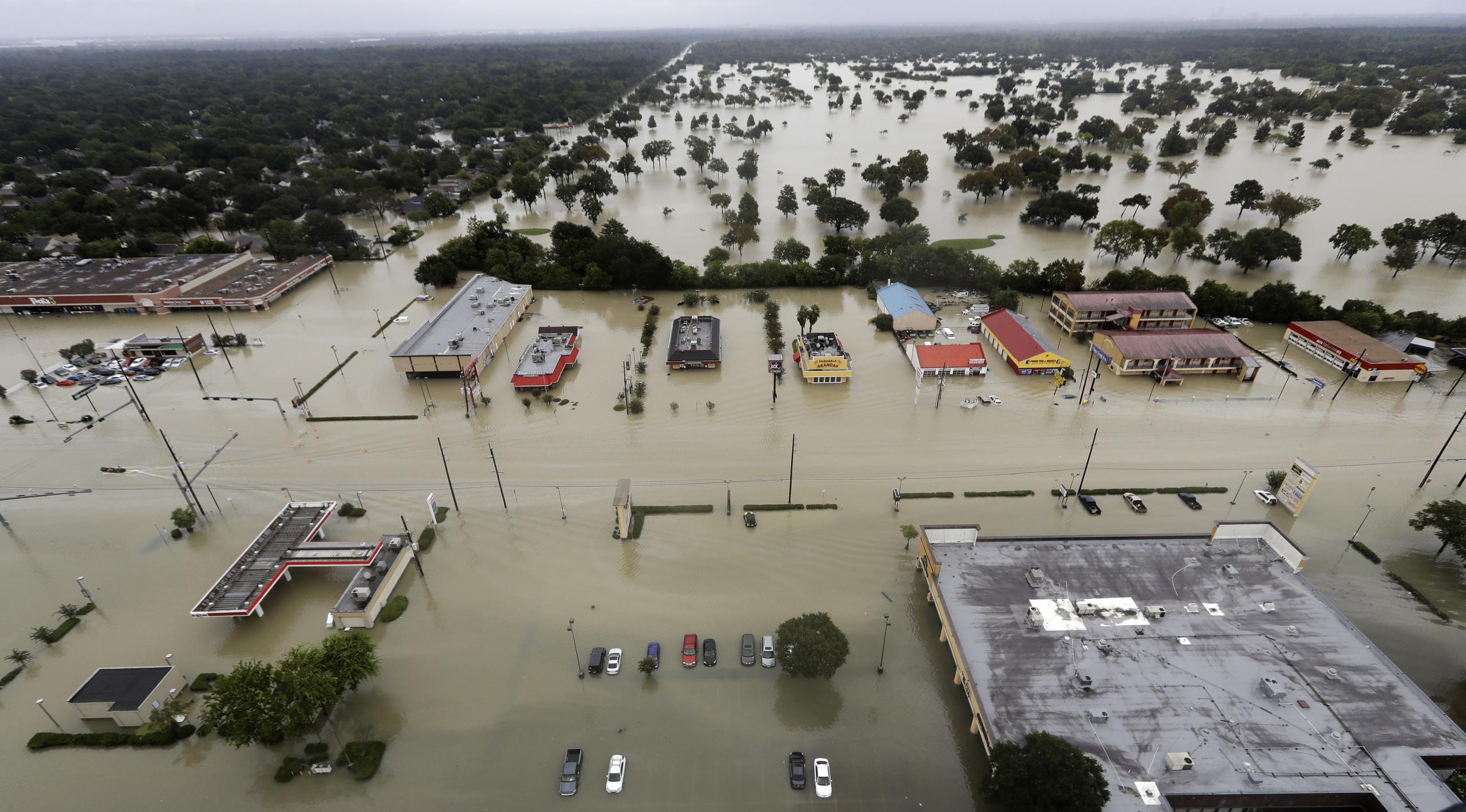 Agua de la Reserva Addicks inundó este vecindario en Houston, Texas. (AP / David J. Phillip)
