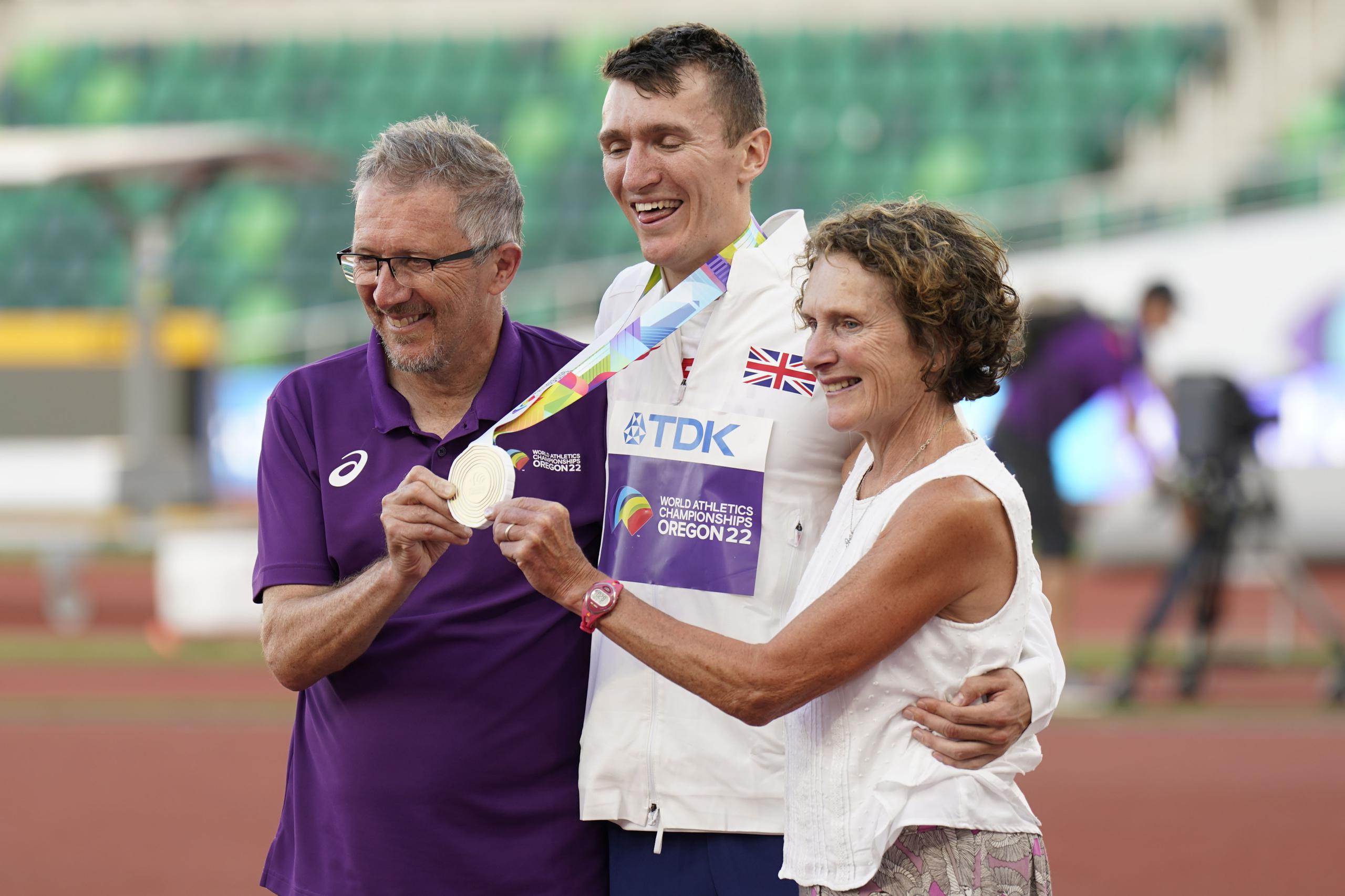 Geoff y Susan Wightman posan junto a su hijo, ganador de la medalla de oro de los 1,500 metros, Jake Wightman. La carrera fue narrada por Geoff, quien es además el entrenador del medallista. Y este sorprendió al ser el merecedor del oro.