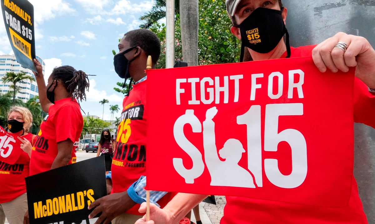 The fast food employees claim a minimum wage of $ 15 an hour