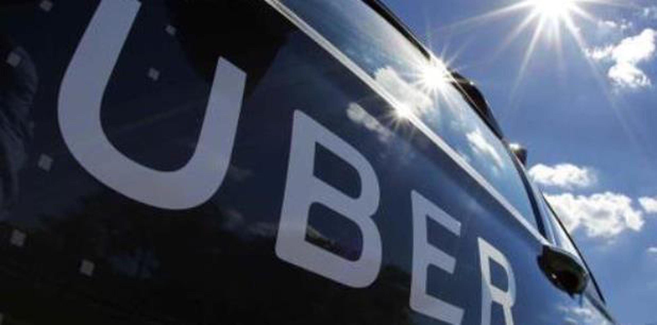 Los vehículos de Uber tendrán designadas las áreas de los terminales A y B para recoger a sus clientes. (archivo)