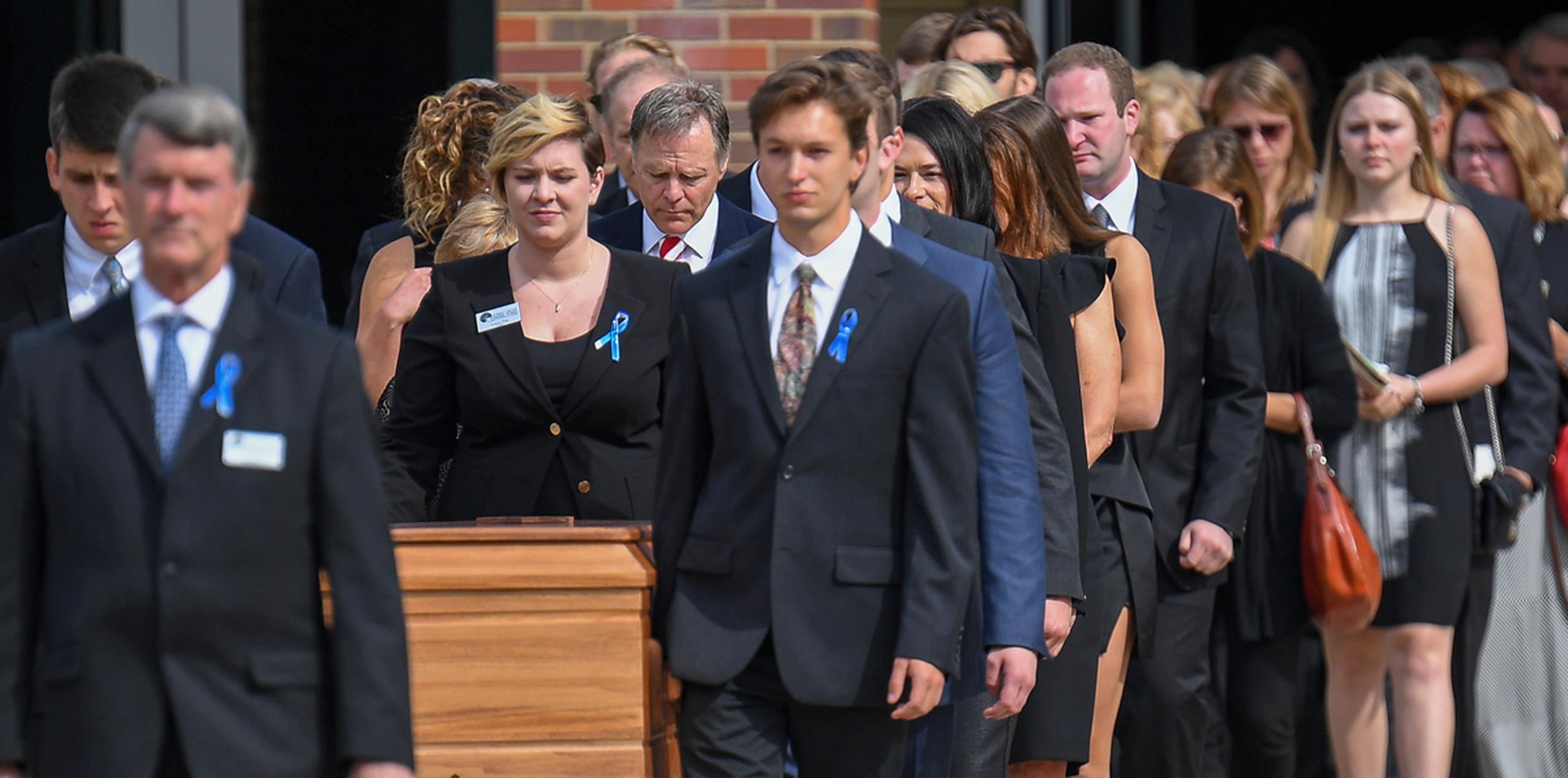 Familiares y amigos sacan el ataúd de Otto Warmbier de la escuela secundaria Wyoming luego de su funeral. (AP)