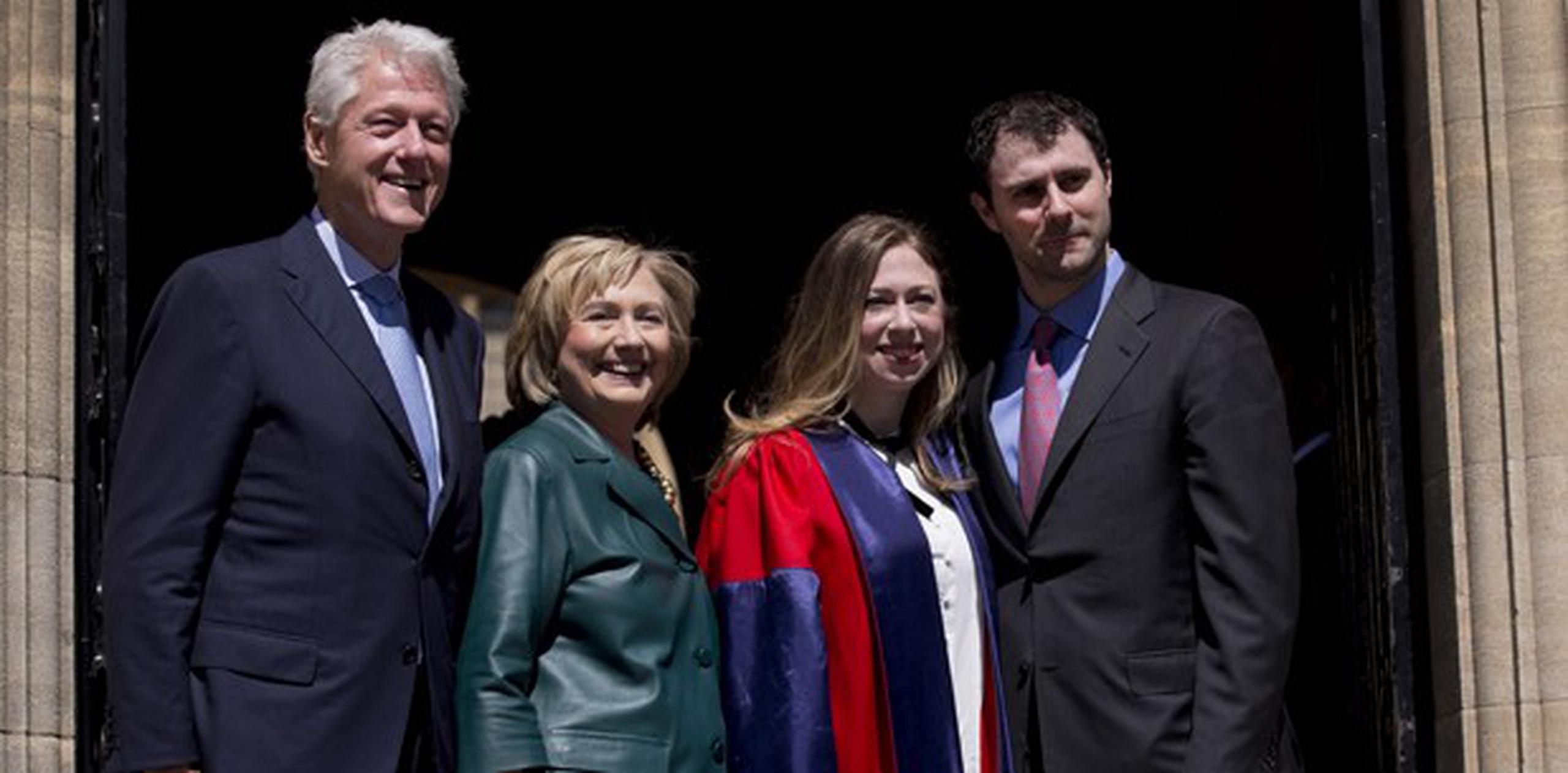 Bill y Hillary Clinton posan junto con su hija, Chelsea y su esposo, Marc Mezvinsky. (AP)