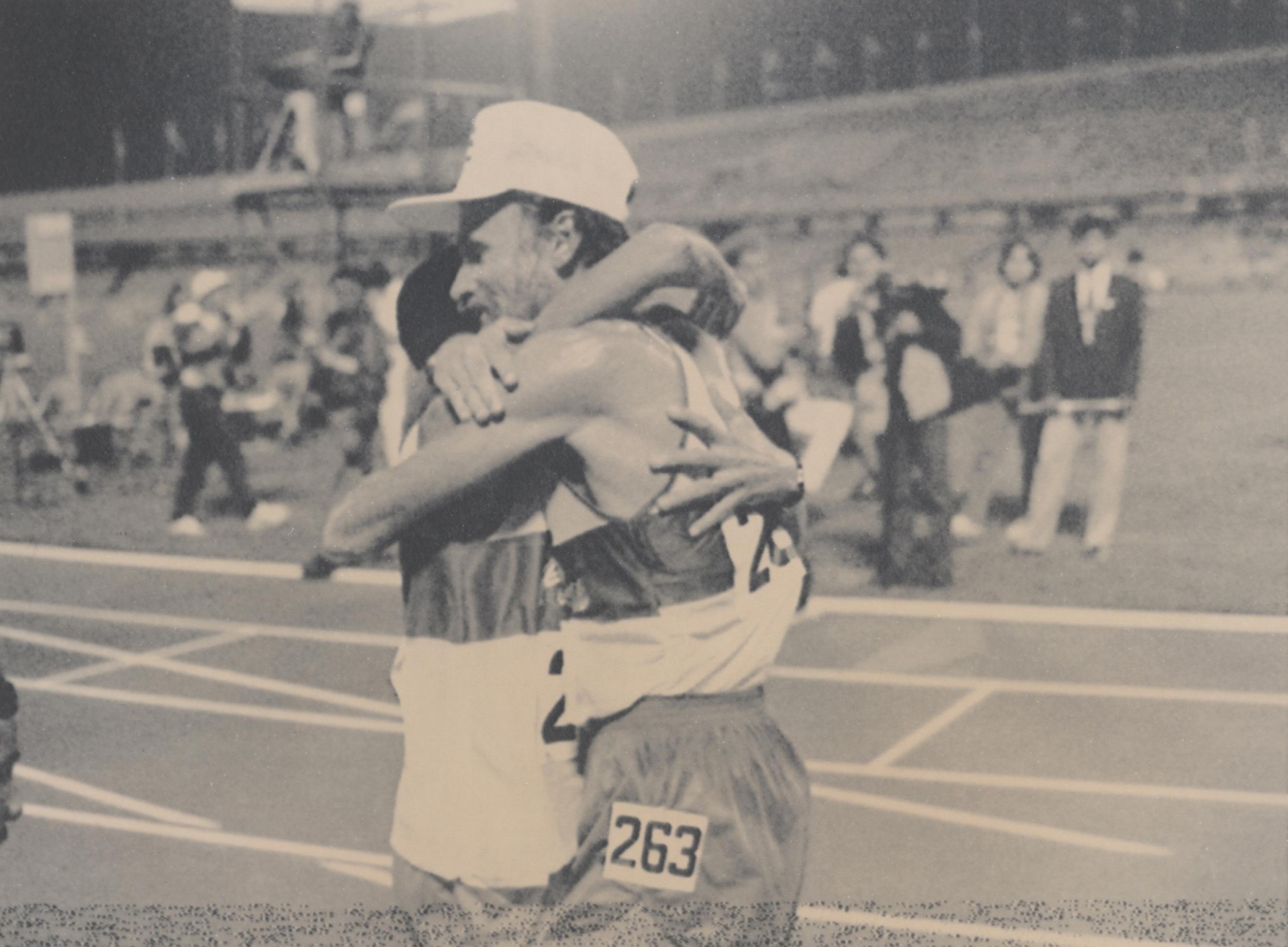 Peco y César se confunden en un abrazo luego de ganar oro y plata en el maratón de los Panamericanos Caracas '83.