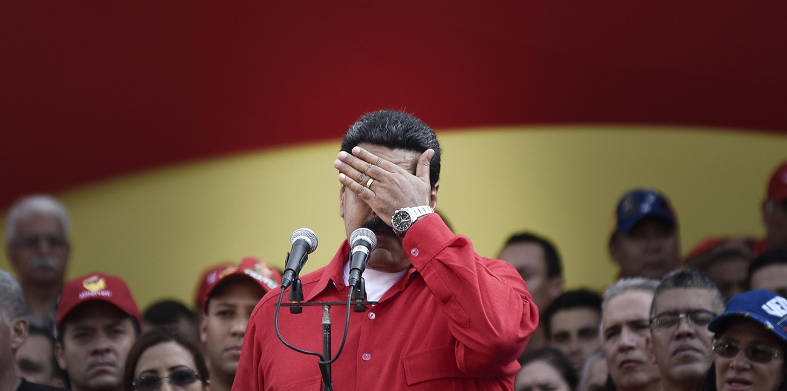 Los legisladores de oposición alegaron el martes que en la práctica, Nicolás Maduro ha abandonado la presidencia al dejar de lado sus tareas. (AP)