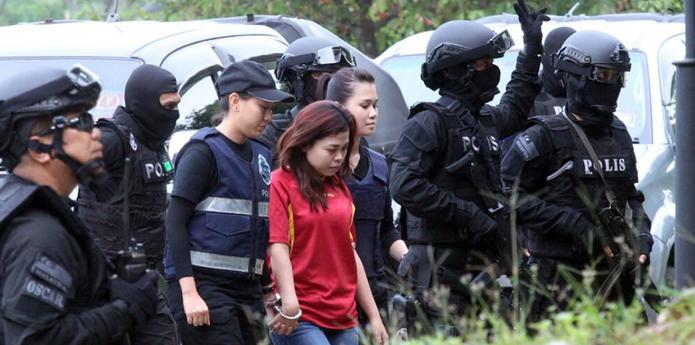 Con una camiseta roja y pantalones vaqueros, la sospechosa indonesia Siti Aisyah asintió cuando su traductor le dijo: "Estás acusada de asesinar a un hombre norcoreano en la sala de salidas" del Aeropuerto Internacional de Kuala Lumpur. (AP)