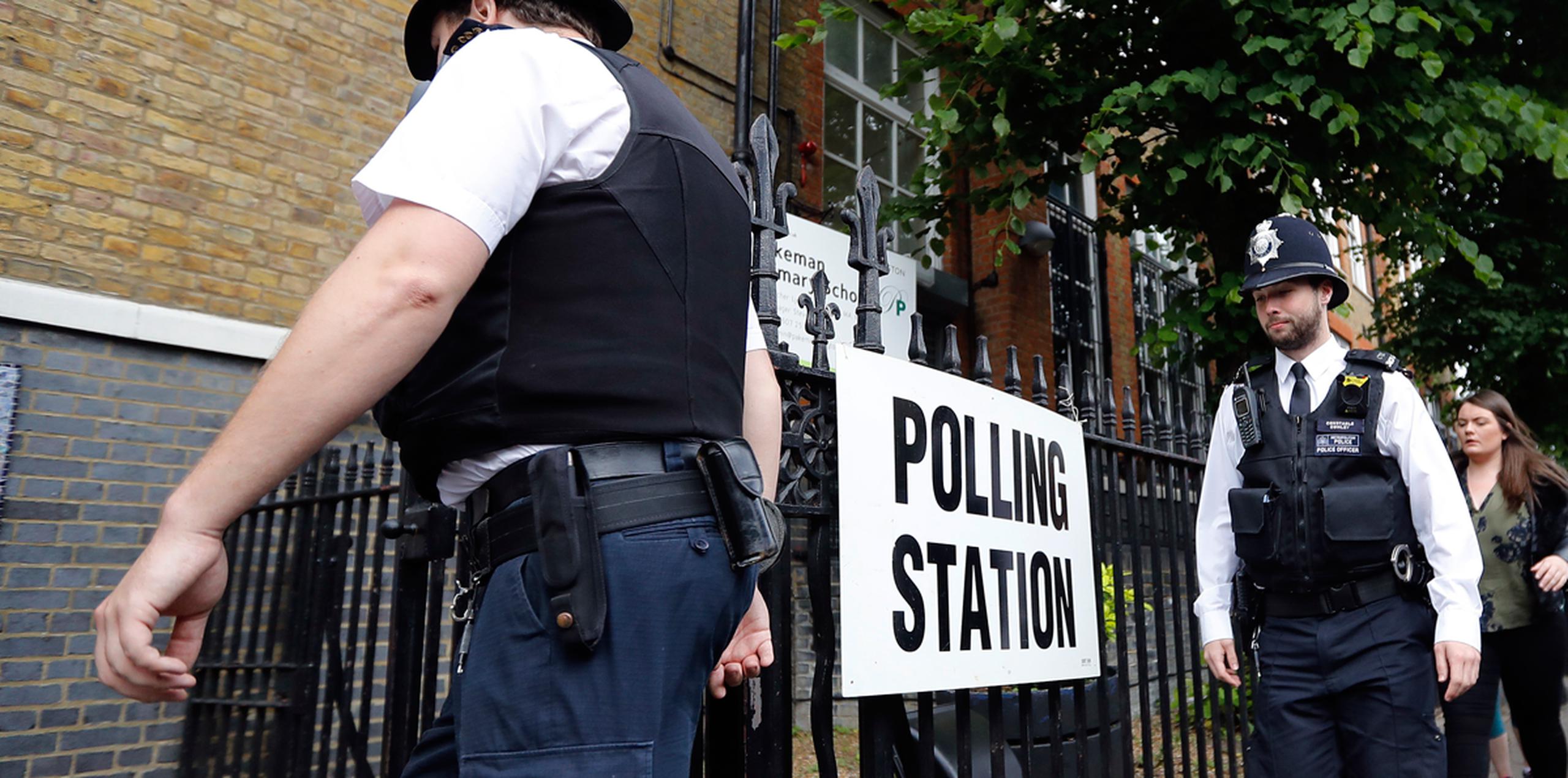 Las autoridades pidieron a los electores que estén alerta y reporten sus sospechas a la policía. (AP)