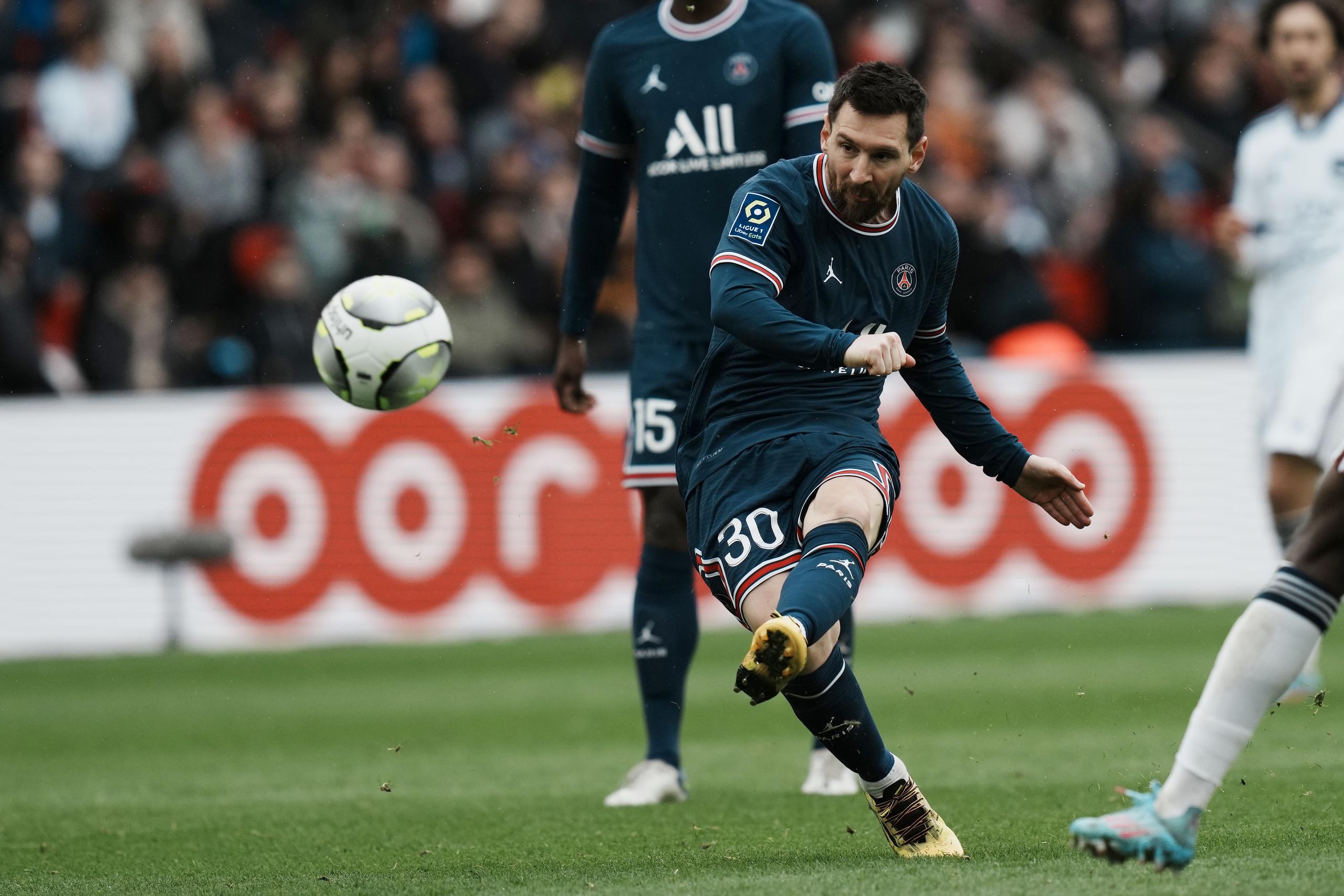 Lionel Messi realiza un ataque durante el juego del domingo.