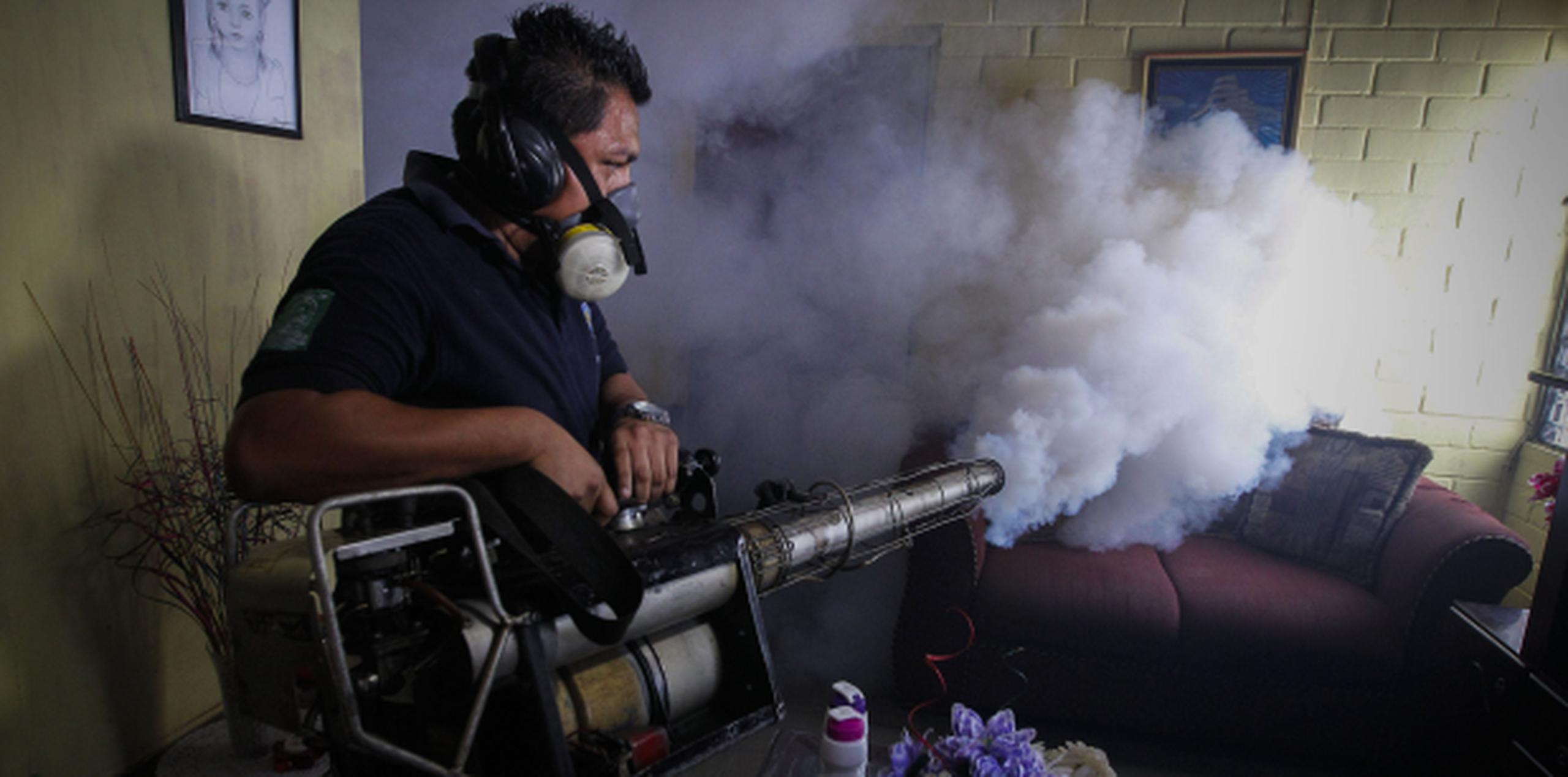 El virus se ha propagado por América Latina. Aquí un fumigador asperja una residencia en San Salvador. (EFE)