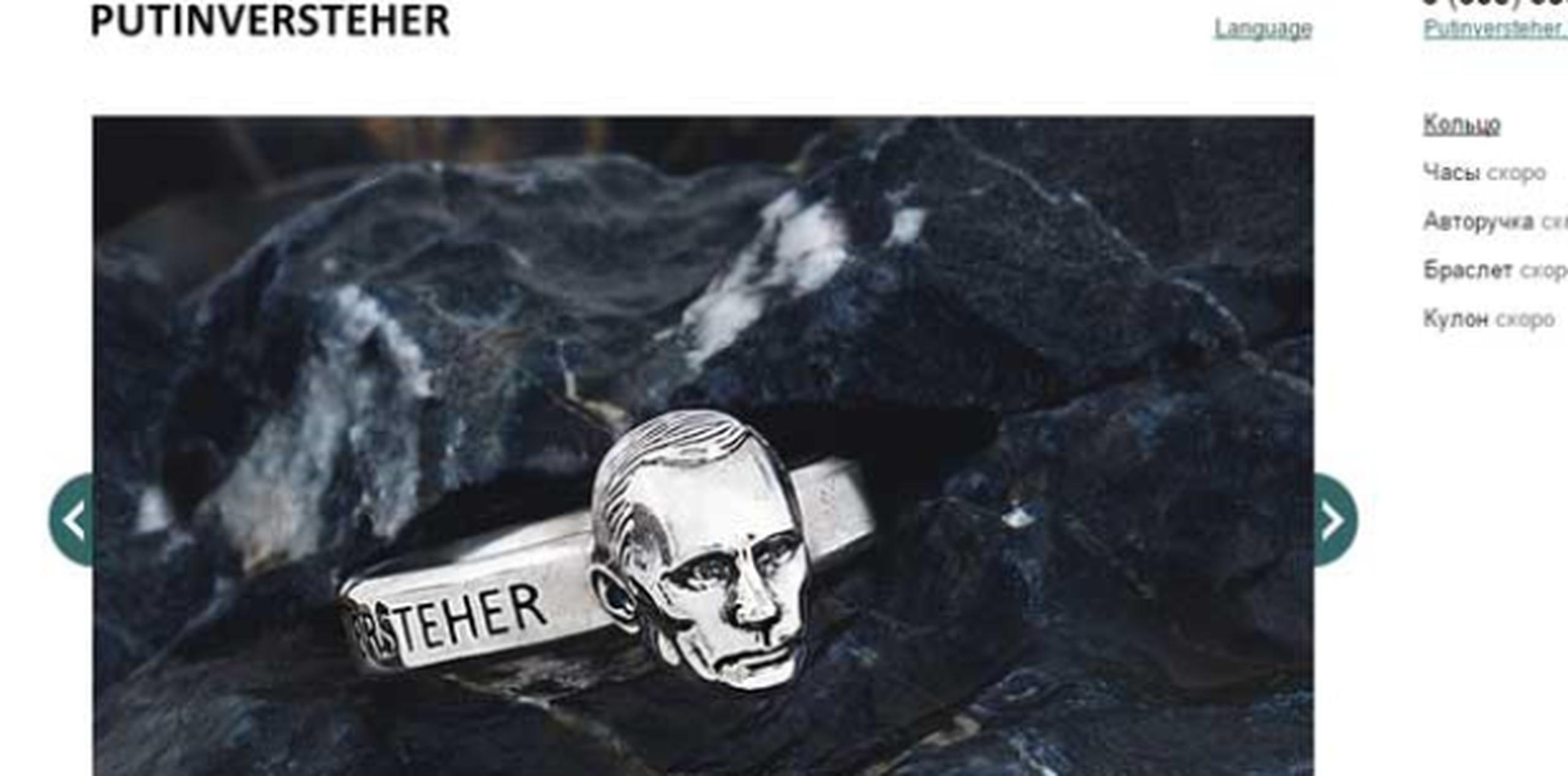 El anillo de plata, que cuesta 7.500 rublos (poco más de 100 euros al cambio actual) y apenas pesa 10 gramos, muestra a un Putin petrificado y desafiante. (http://putinversteher.ru/)