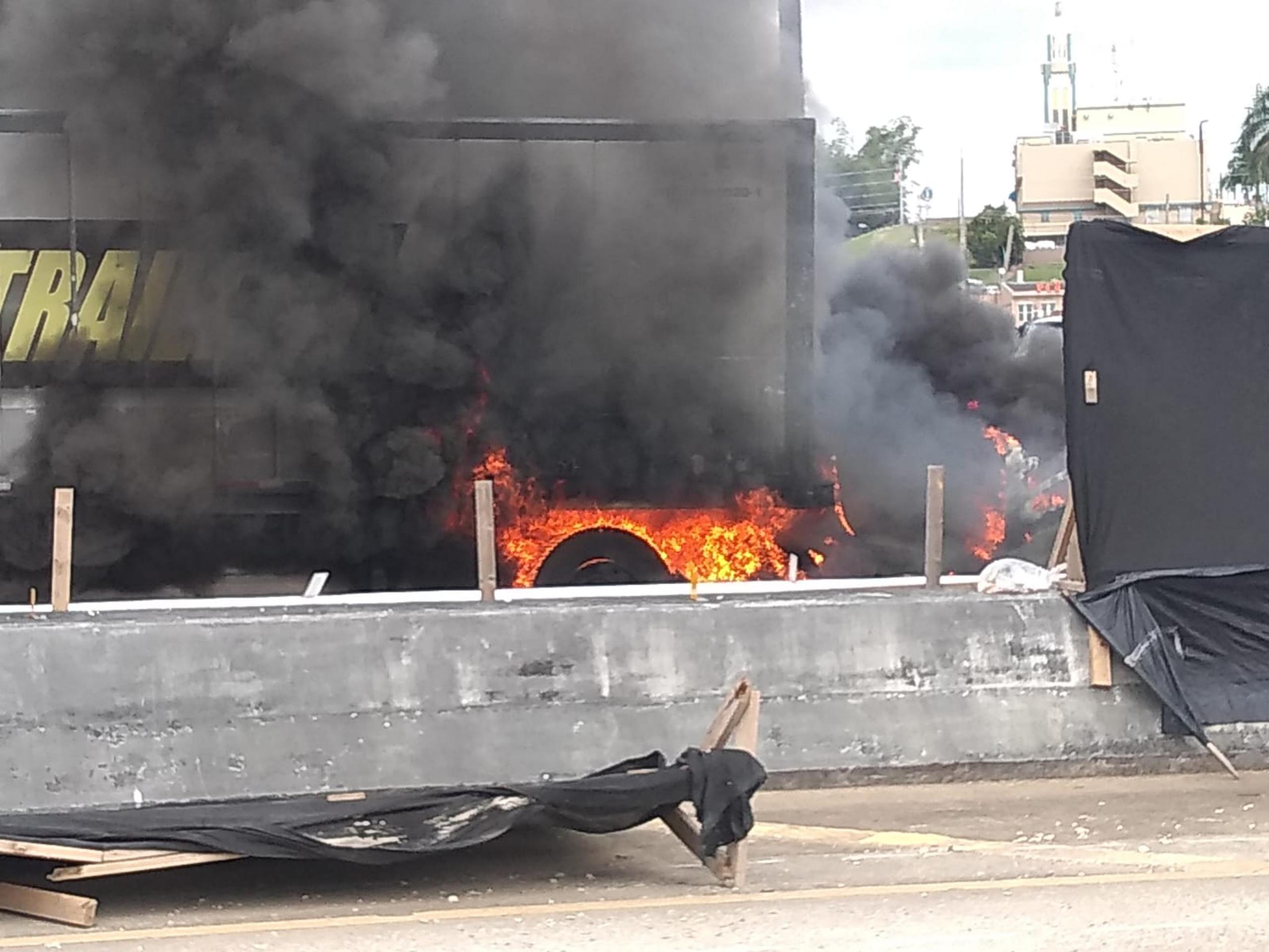 Un camión se incendió tras impactar la valla de hormigón en la autopista PR-52 sobre el puente de la carretera PR-177 en dirección hacia San Juan.