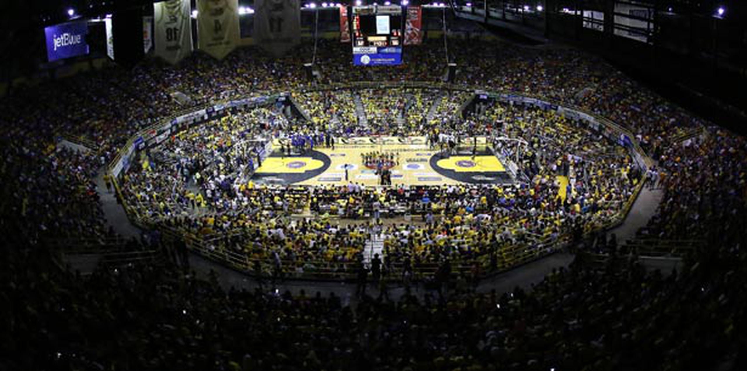 En el Coliseo había unos 12,000 fanáticos de baloncesto viendo el juego. (Para Primera Hora / Xavier García)