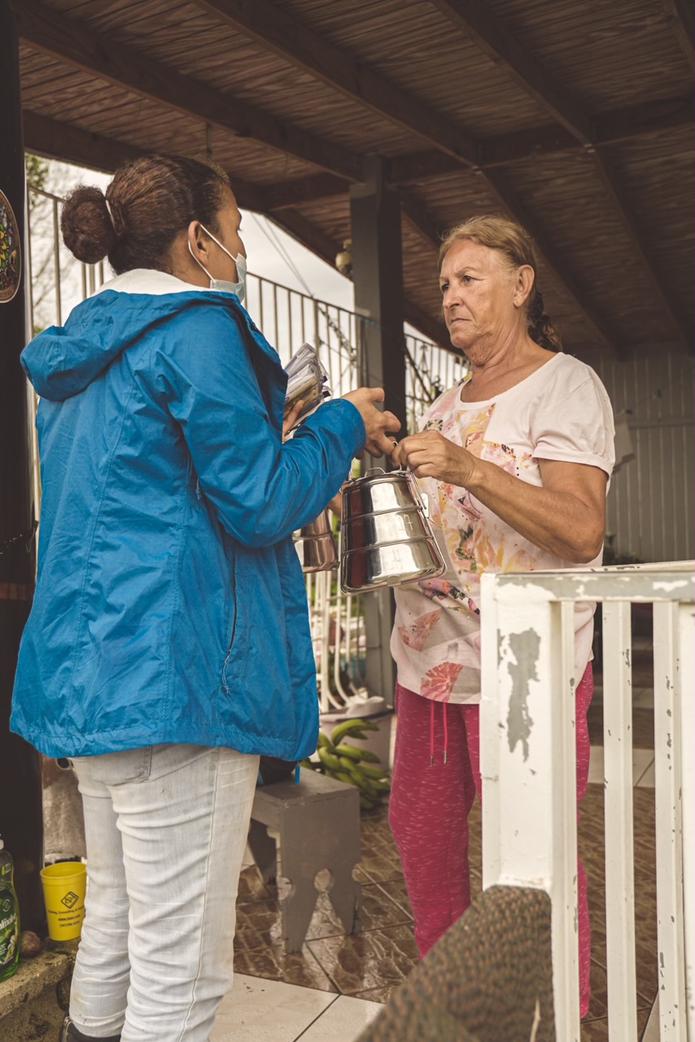 Voluntarios del grupo Plenitud PR proveyeron ayuda a adultos mayores que viven solos y con pocos recursos en Las Marías.