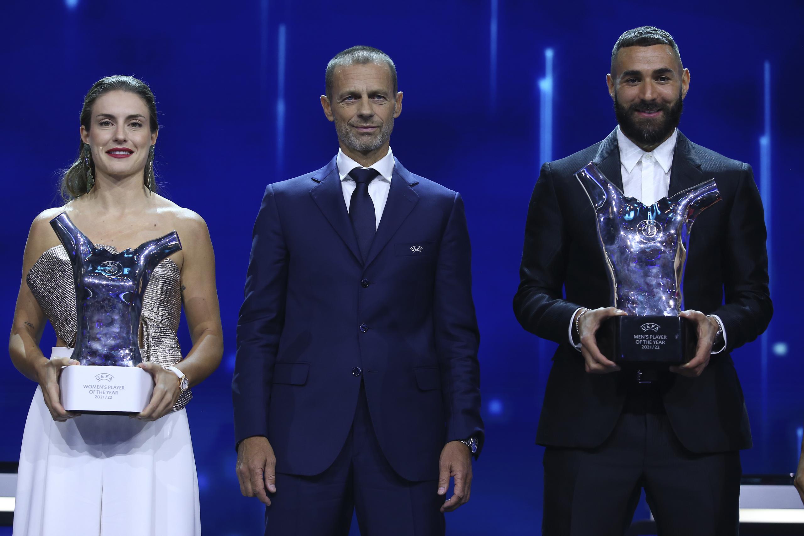 Alexia Putellas del Barcelona femenino y Karim Benzema del Real Madrid posan con los trofeos a Jugador del Año de la UEFA junto al presidente del organismo Aleksander Ceferin durante el sorteo de la fase de grupos de la Liga de Campeones en Estambul el jueves 25 de agosto del 2022.
