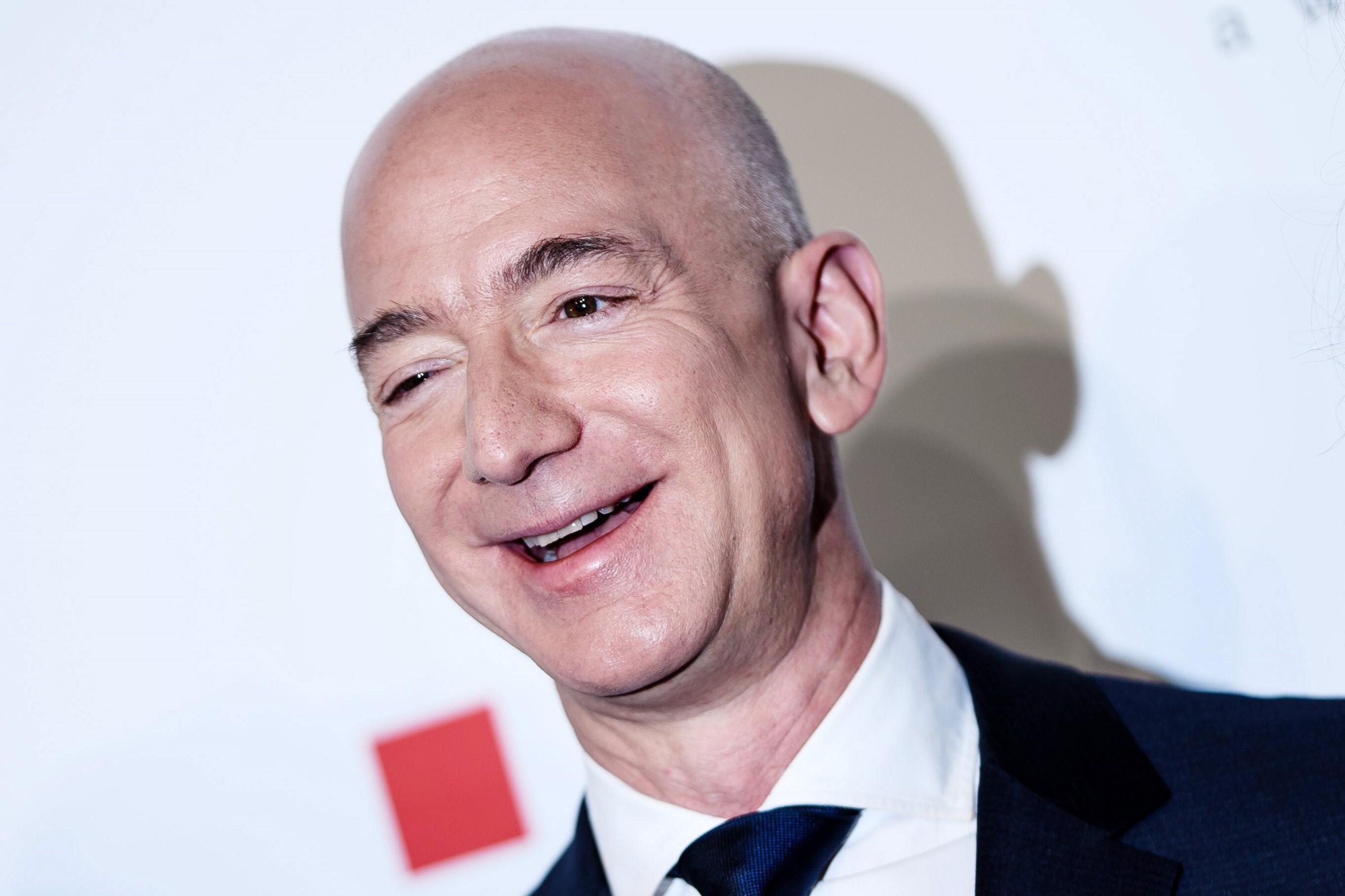 Bezos, considerada la cuarta persona más rica del mundo según la revista Forbes, ha empleado hasta la fecha 10,000 millones de dólares en los últimos diez años a su fundación para la protección del medioambiente.