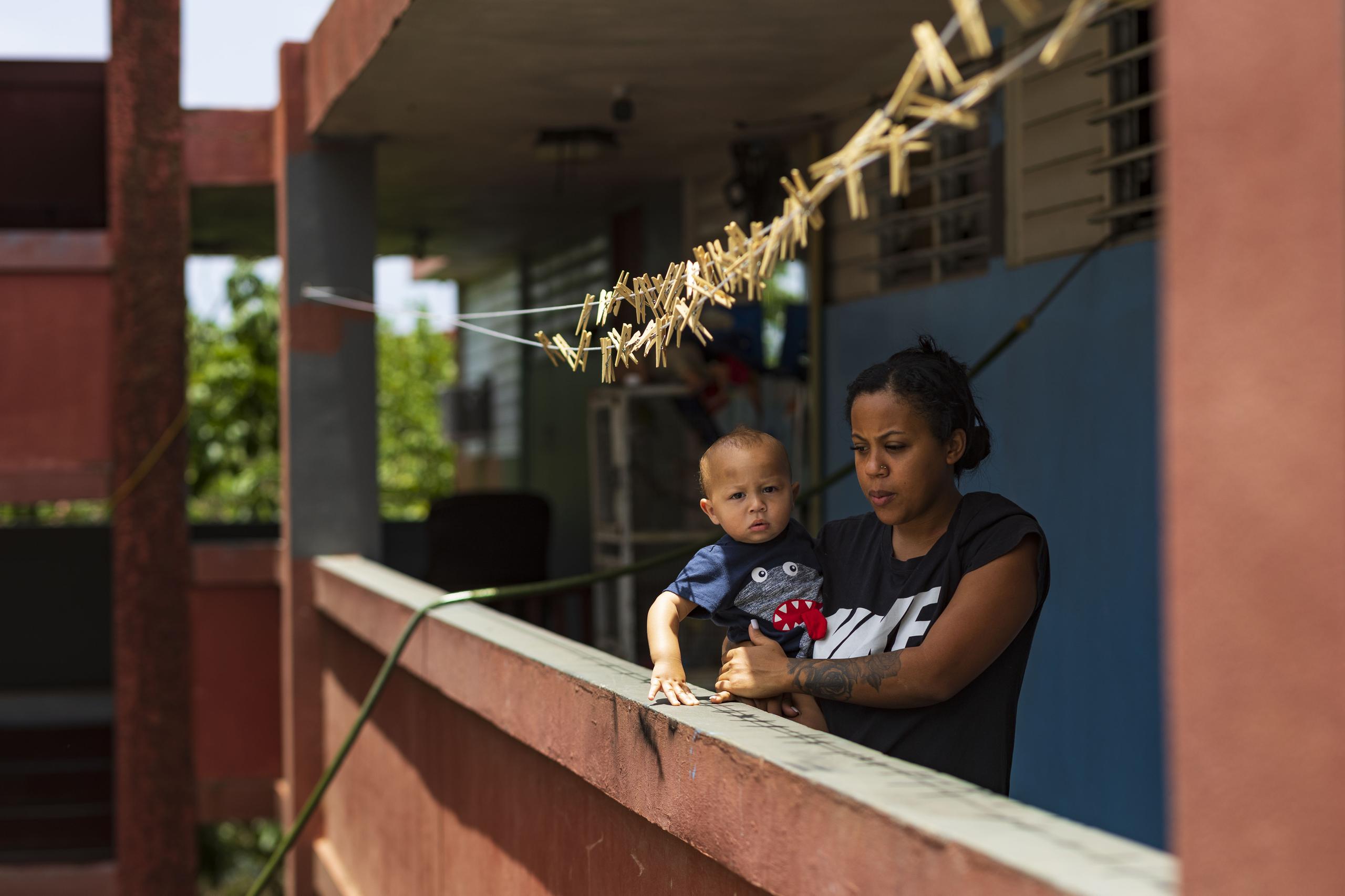 En la foto, Kassandra Acevedo junto a su niño, a quien le dieron Sección 8 y no encontró un lugar en dos años de búsqueda.