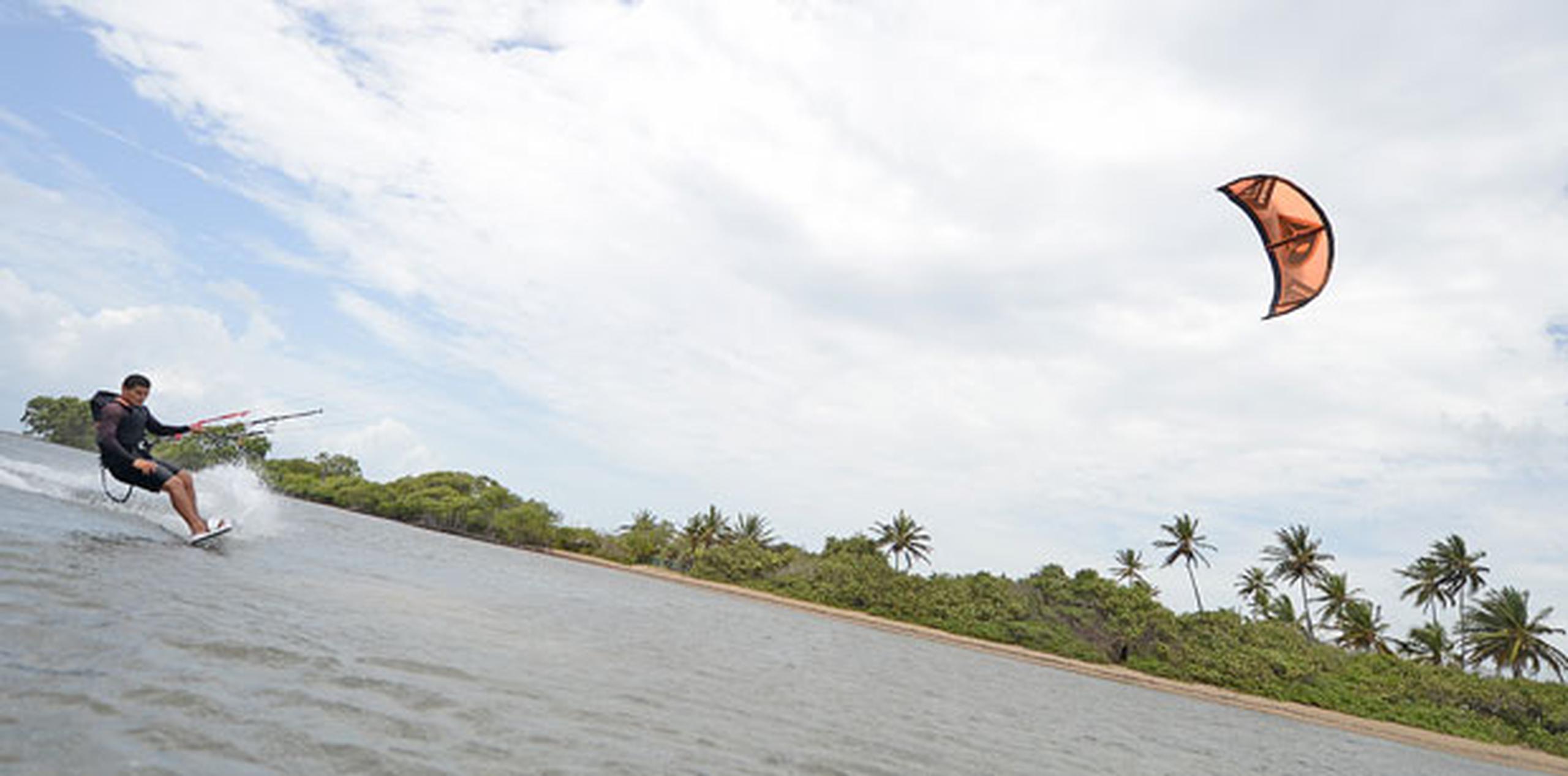 Aparte de la playa Los Bohíos en Guayama, Kelvin Gernández destaca las de Isla Verde, Ocean Park, Dorado e Isabela como las idóneas para practicar el kite surfing. (luis.alcaladelolmo@gfrmedia.com)