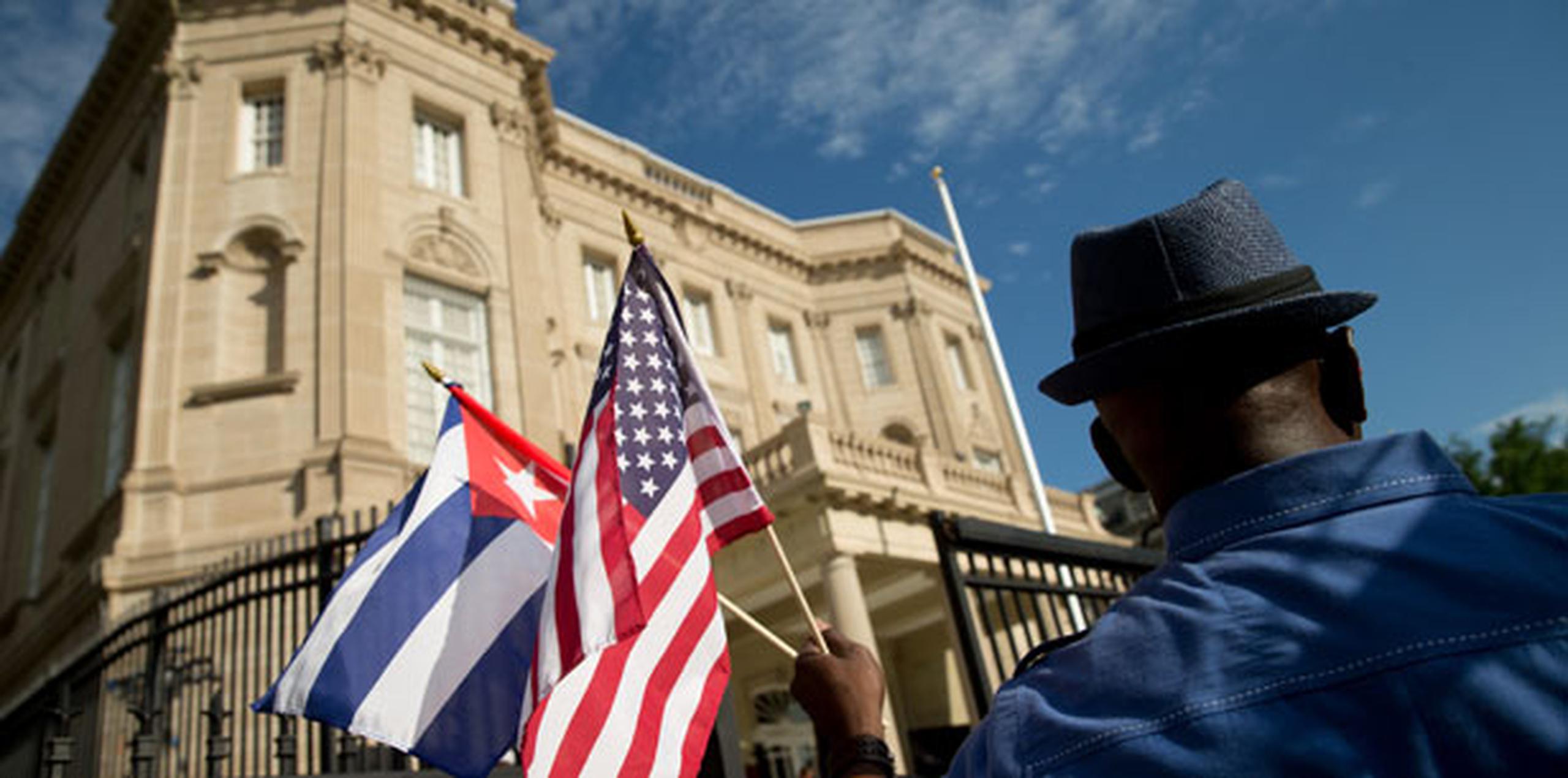 El cambio se formalizará de forma pública en las próximas horas, cuando delegados cubanos reabran oficialmente su embajada en Washington. (AP Photo/Andrew Harnik)
