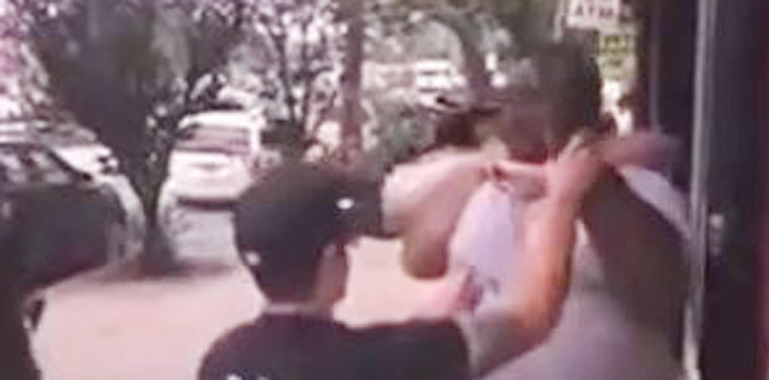 Un vídeo tomado por un transeúnte muestra el momento en que Eric Garner, asmático y de unas 400 libras, habla con un policía vestido de civil que le acusa de venta ilegal de cigarrillos. (YouTube) 
