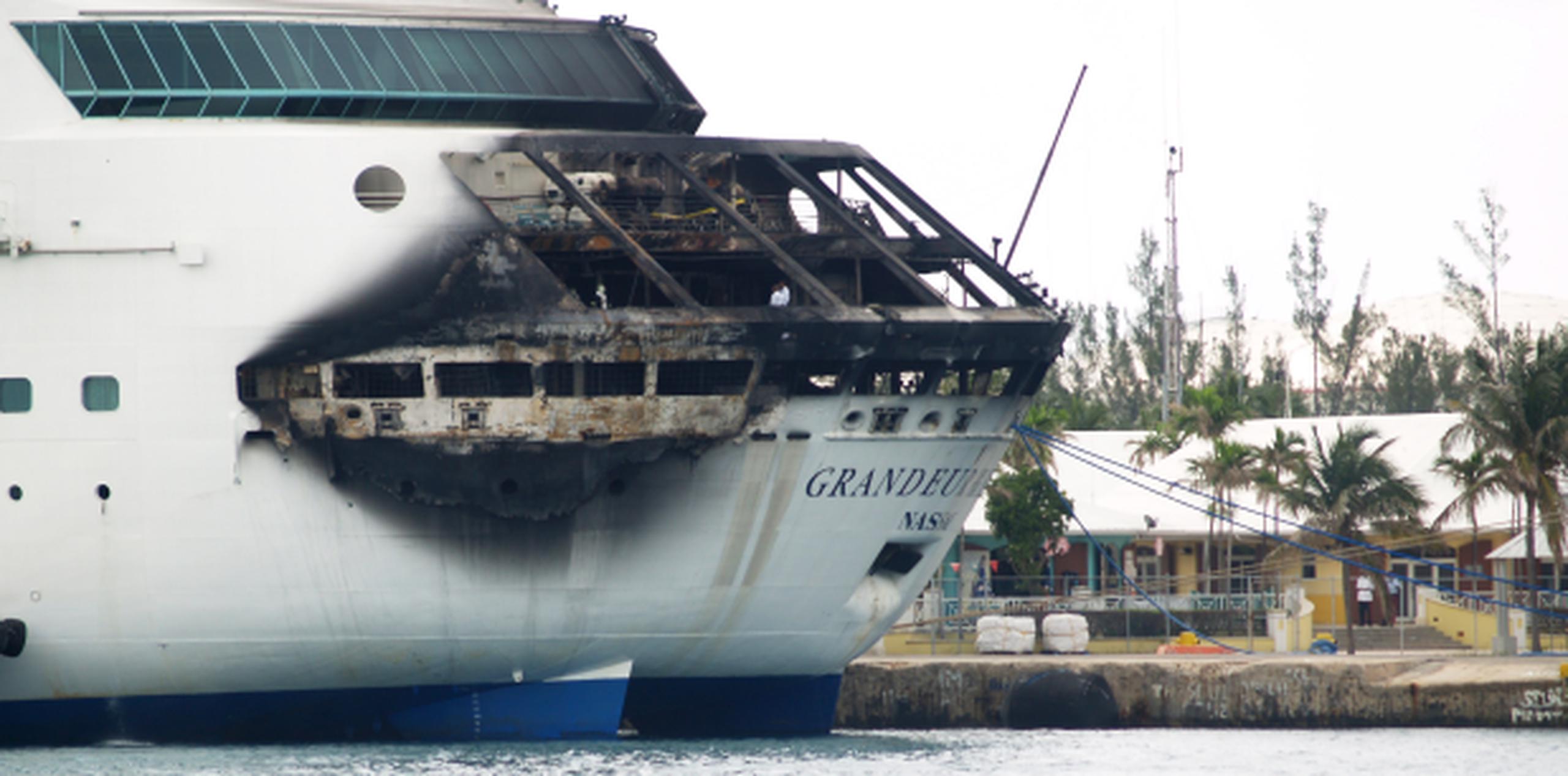 Royal Caribbean informó que el incendio ocurrió en la zona de atraque del tercer puente a primeras horas de lunes y que fue rápidamente extinguido. Royal Caribbean dijo que los 2.224 pasajeros y 796 tripulantes estaban sanos y salvos. (AP)