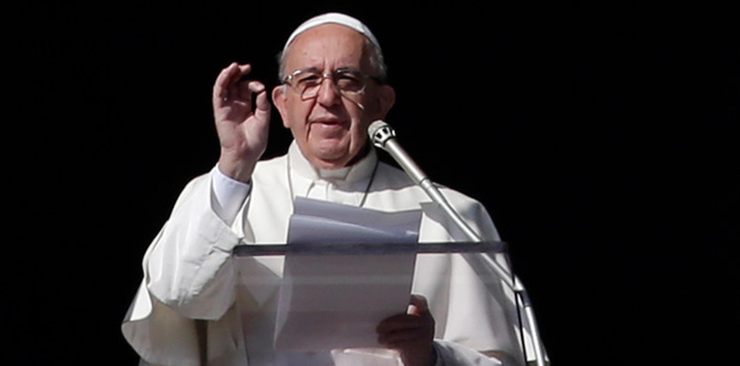 El pontífice argentino dirigió a la Curia reunida en el Vaticano un discurso en el que citó las "virtudes necesarias" que deben tener los miembros de la Iglesia. (AP)