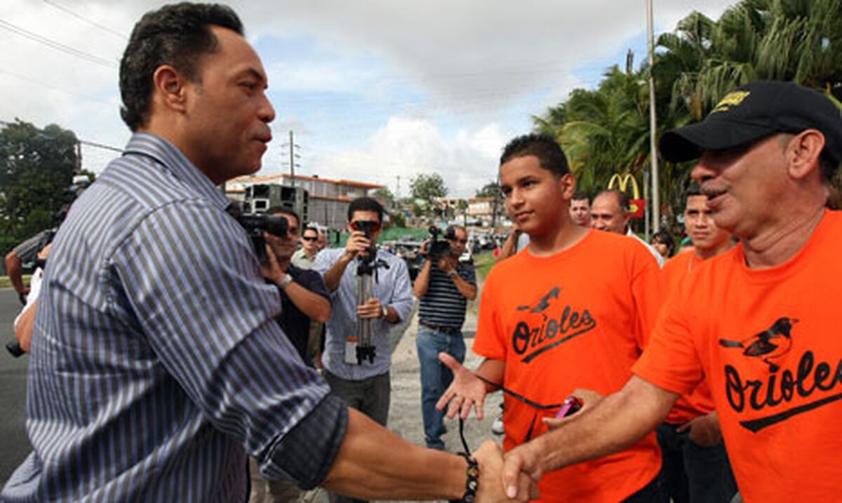 Roberto Alomar: Develan una estatua en su honor en ...
