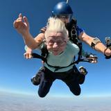 VIDEOS: Anciana se tira en paracaídas a sus 104 años