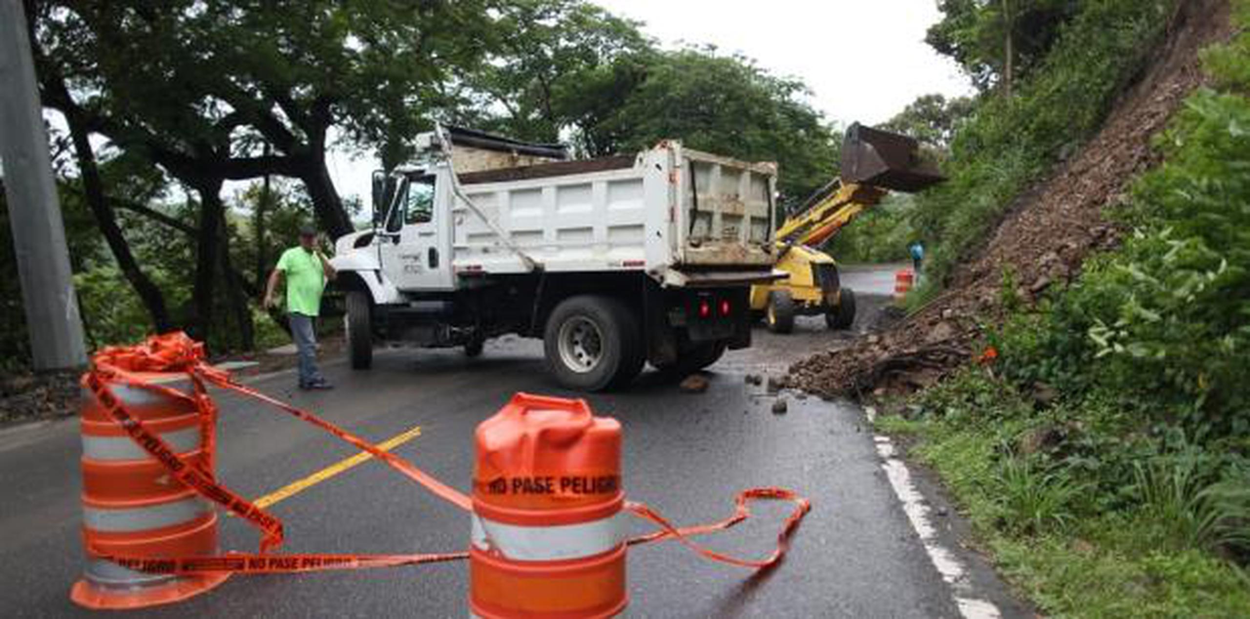 Parte de los trabajos hoy en una carretera afectada por derrumbe en Cayey. (teresa.canino@gfrmedia.com)