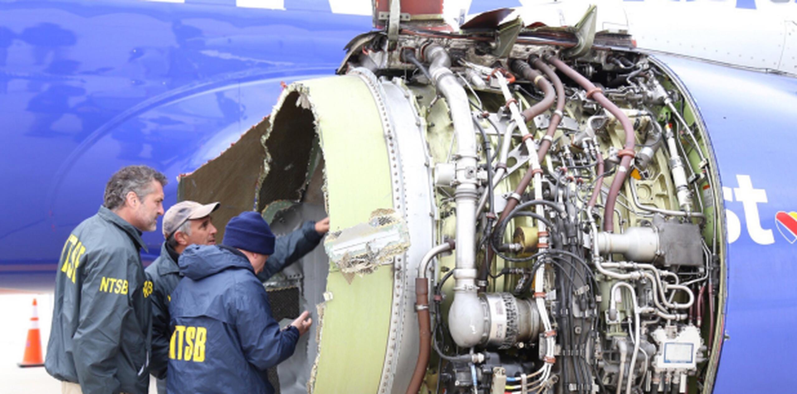 Investigadores examinando el daño al motor del vuelo 1380 de Southwest Airlines. (EFE / Cortesía Junta Nacional de Seguridad del Transporte)