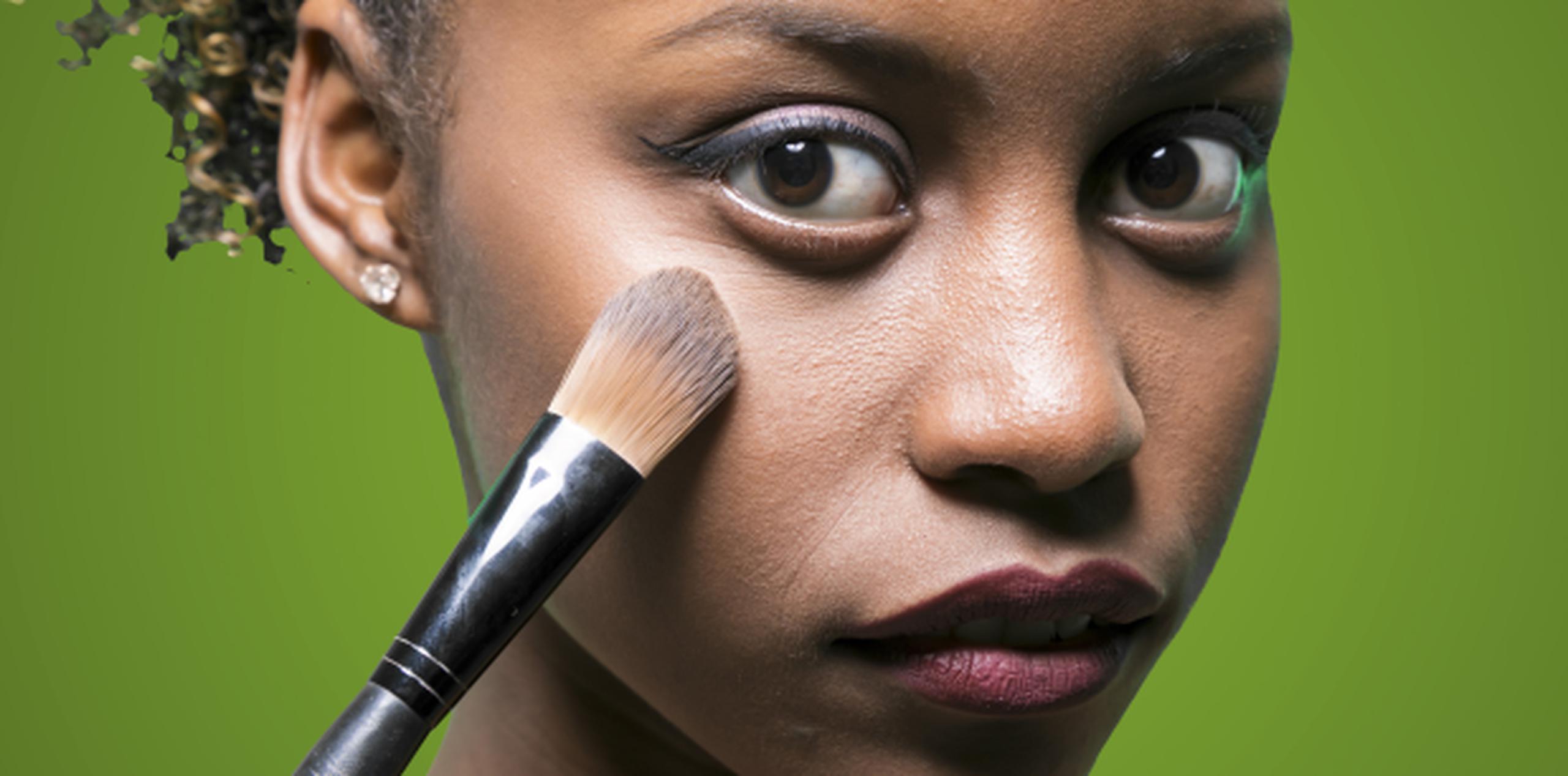 En la noche, la piel repara las células que la componen, y si está cubierta con maquillaje, esto no es posible. (Shutterstock)
