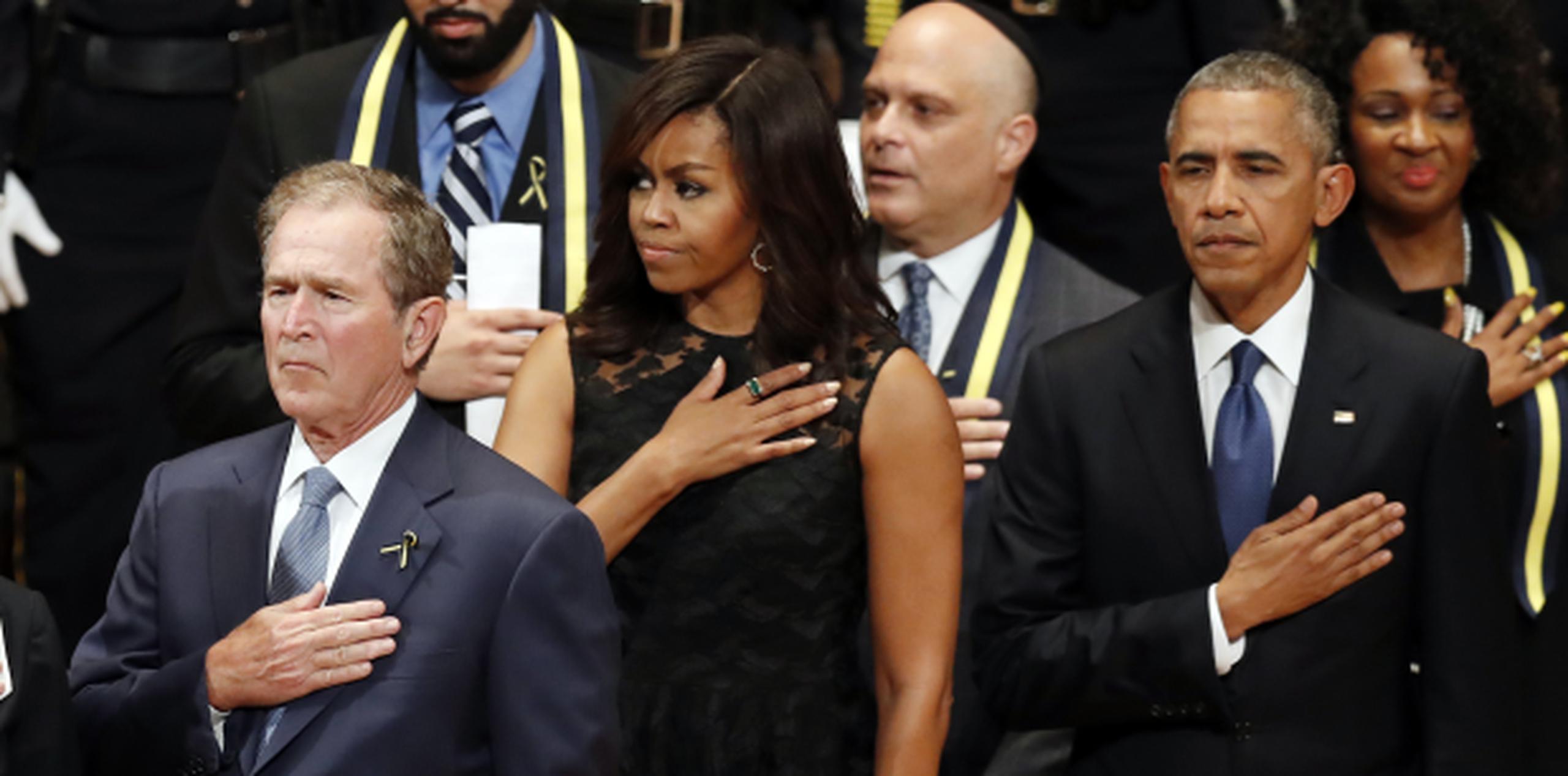 Obama durante la ceremonia junto a Michelle Obama y George W. Bush. (Prensa Asociada)